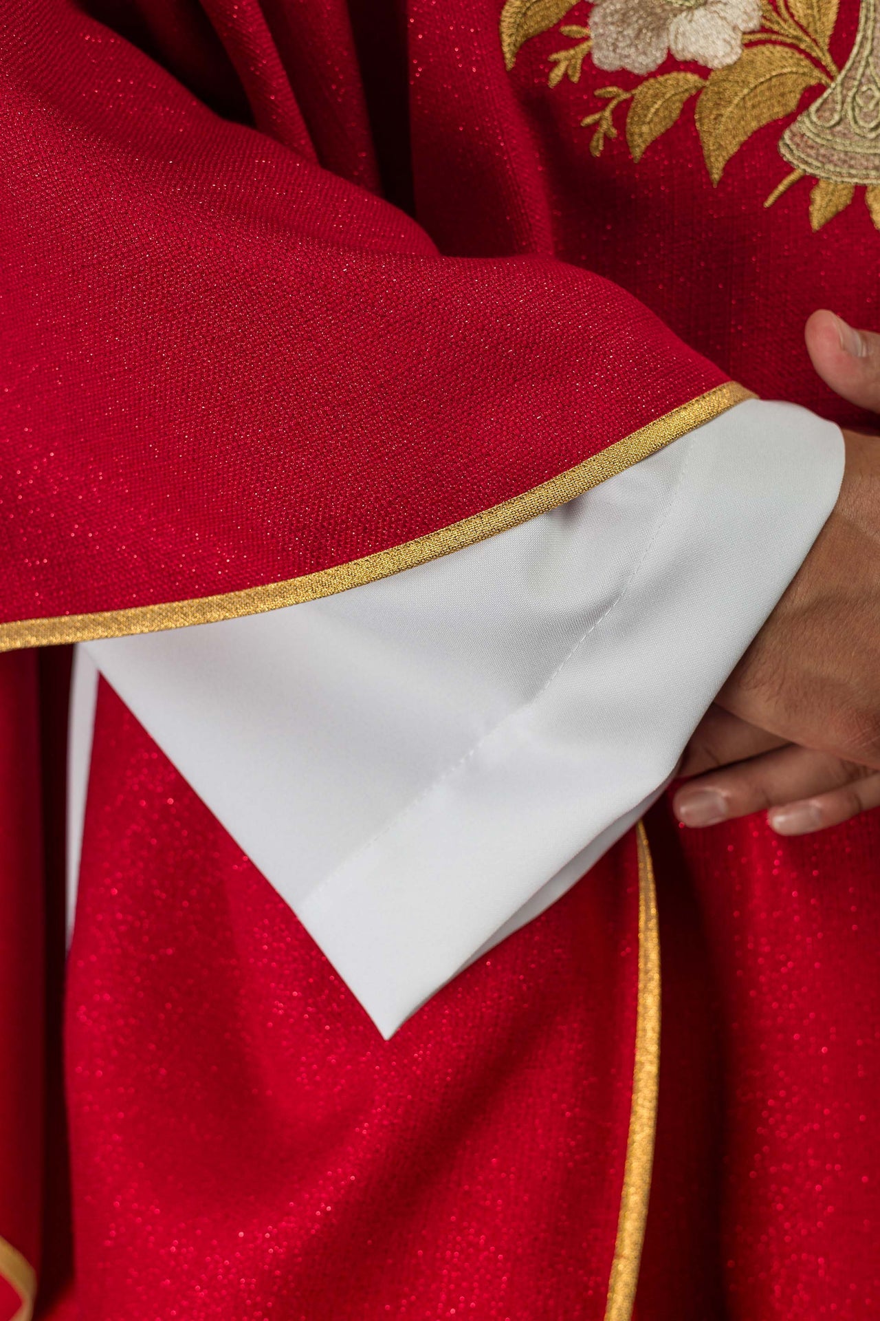 Ornement rouge avec col brodé et symbole du Saint-Esprit