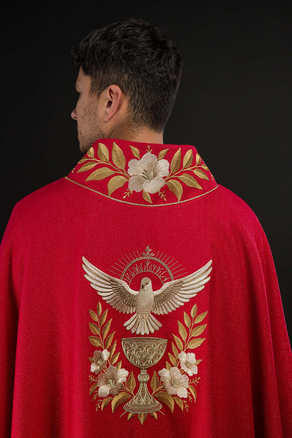 Ornement rouge avec col brodé et symbole du Saint-Esprit