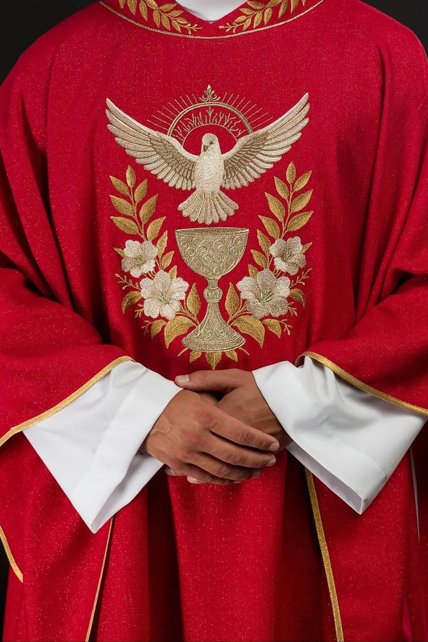 Chasuble rouge avec col brodé et symbole du Saint-Esprit