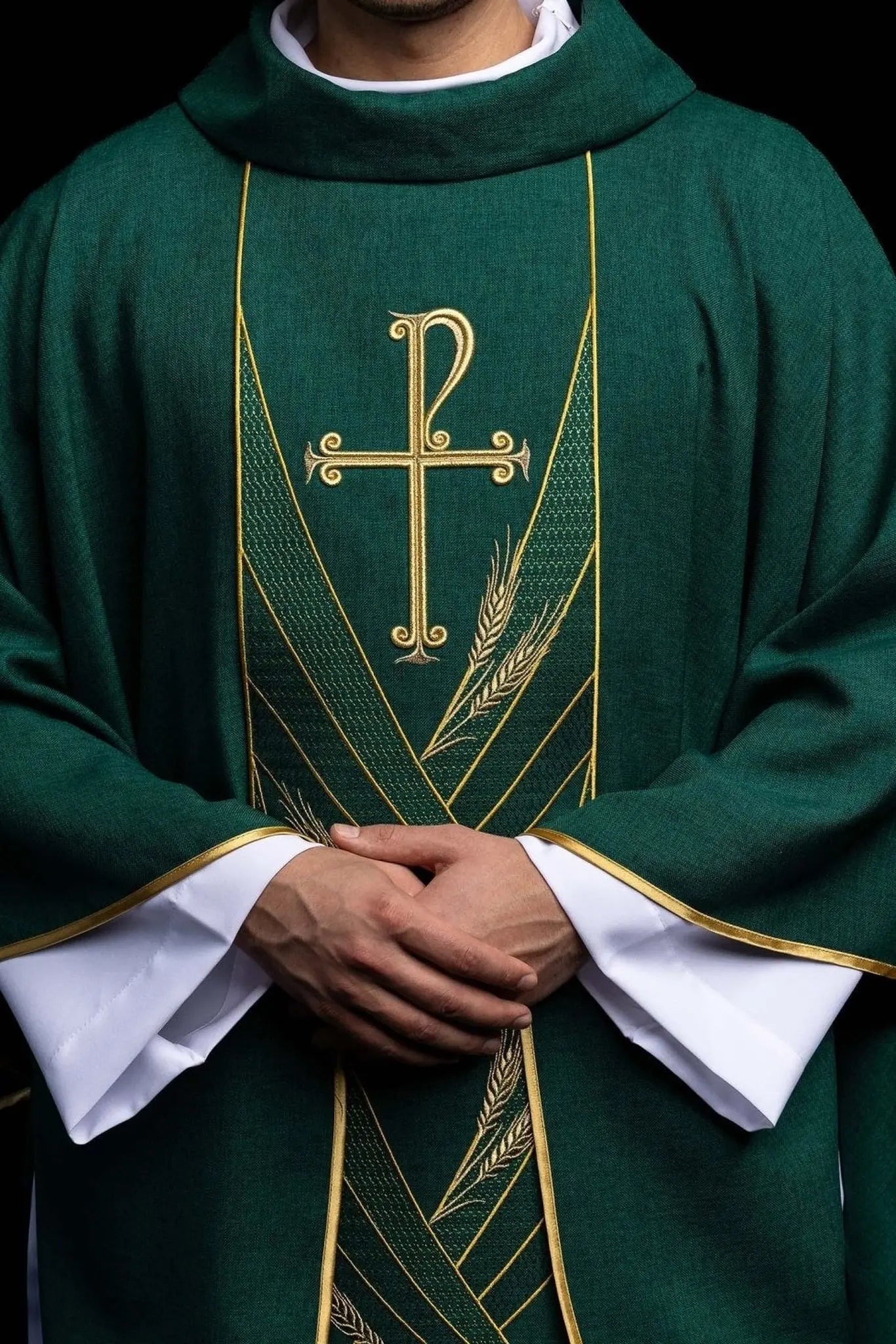 Chasuble verte avec bande PAX brodée