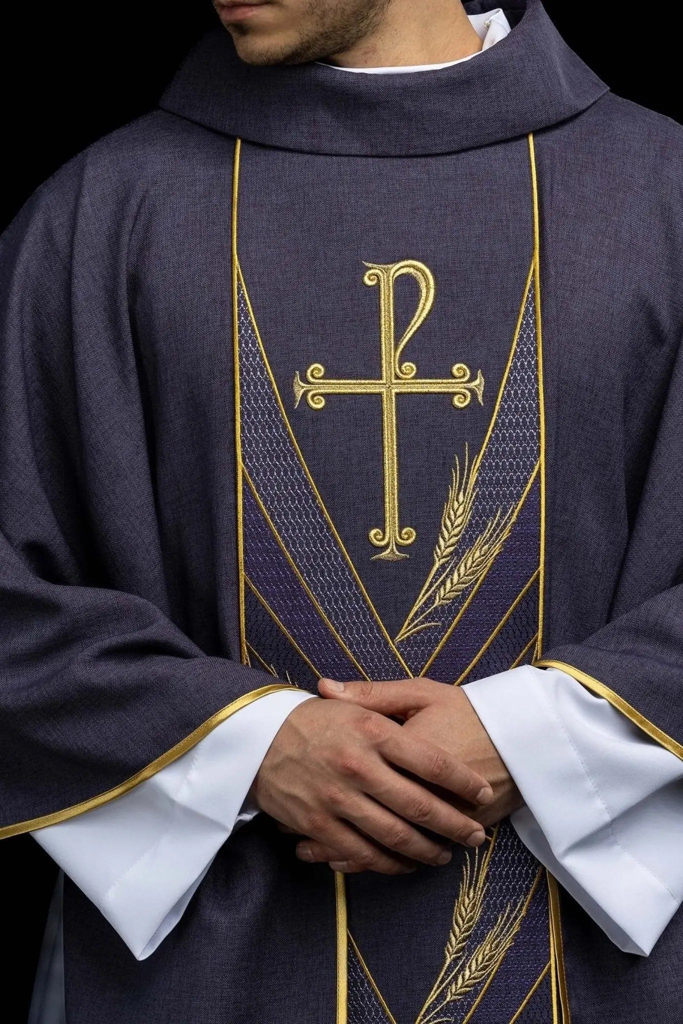 Chasuble violette avec bande PAX brodée