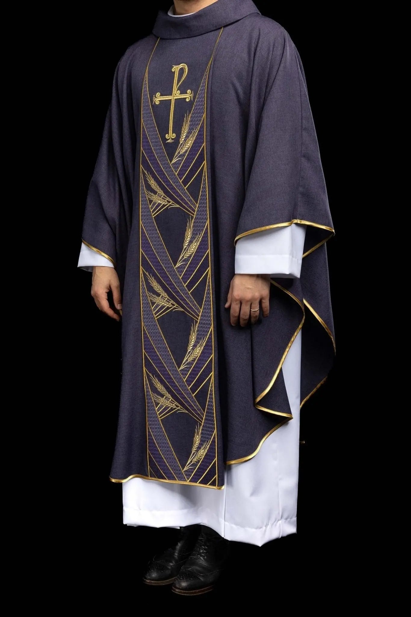 Chasuble violette avec bande PAX brodée