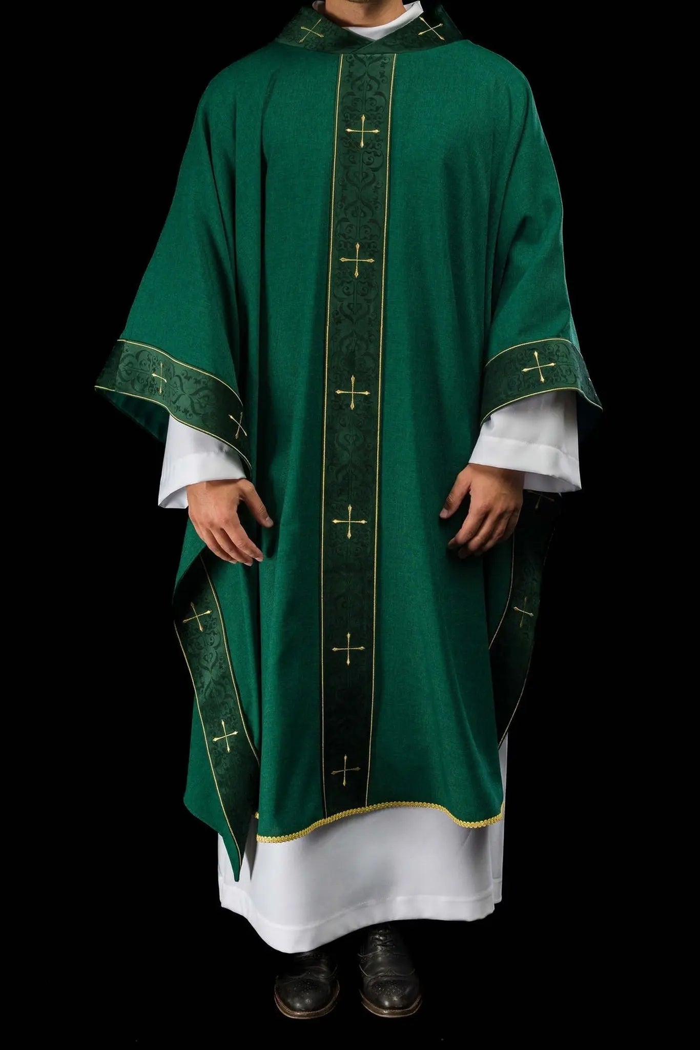 Chasuble verte avec bande brodée et col brodé d'une croix