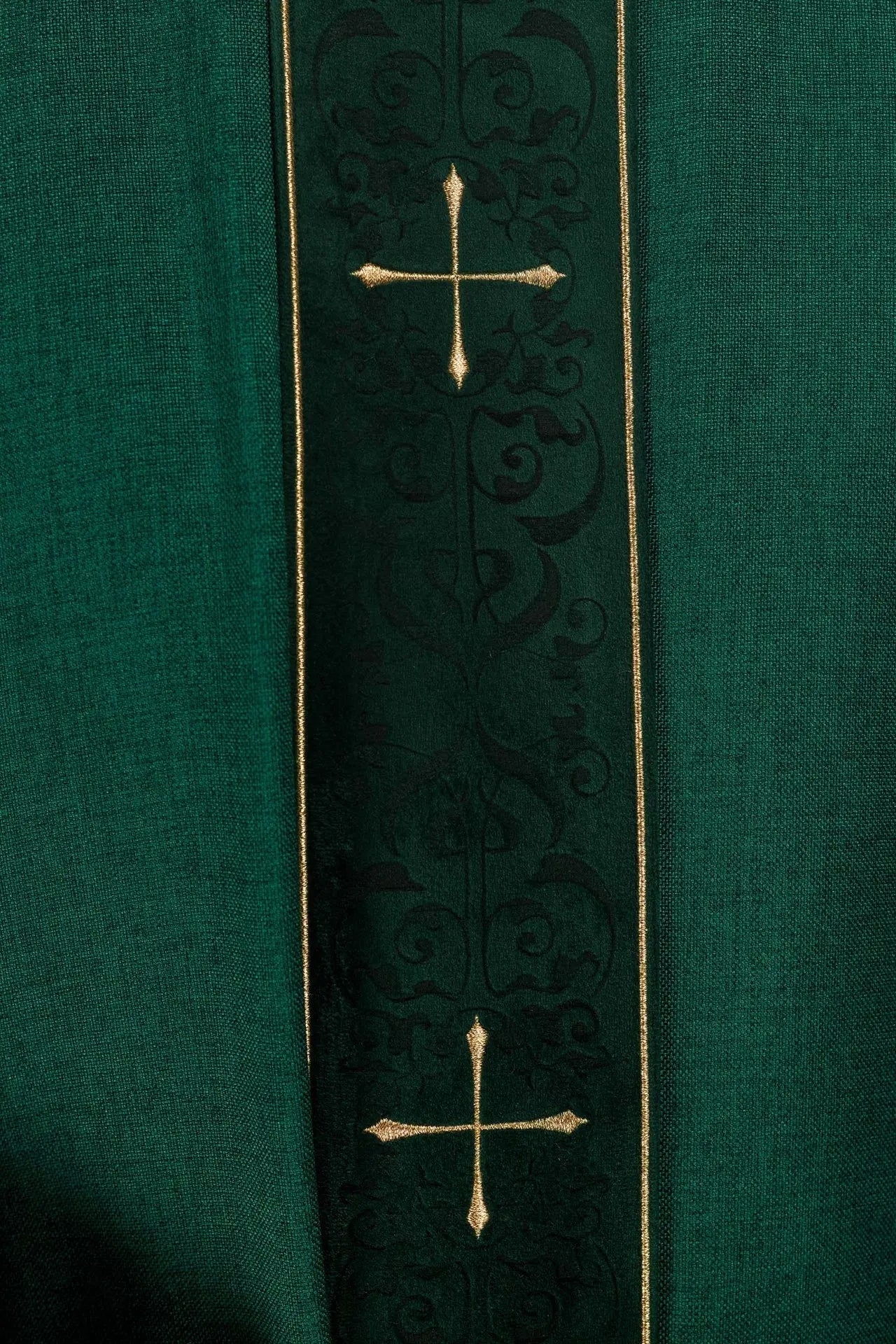 Chasuble verte avec bande brodée et col brodé d'une croix