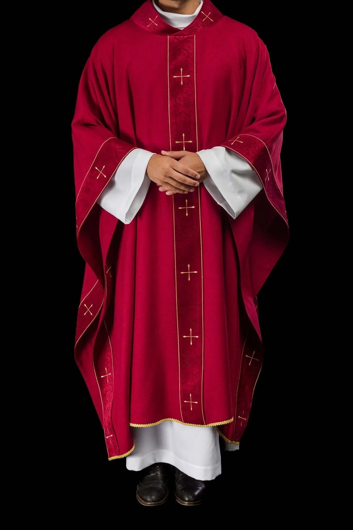 Chasuble rouge avec bande brodée et col brodé d'une croix