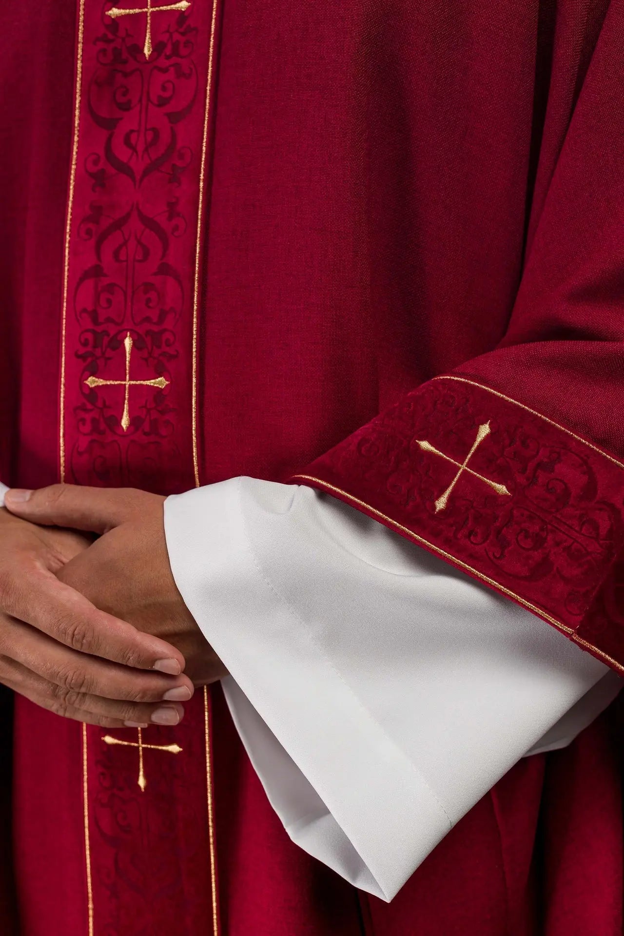 Chasuble rouge avec bande brodée et col brodé d'une croix