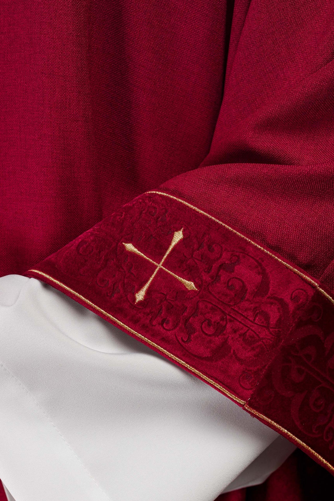 Ornat w kolorze czerwonym z haftowanym pasem i kołnierzem w krzyże - ORNATY.PL