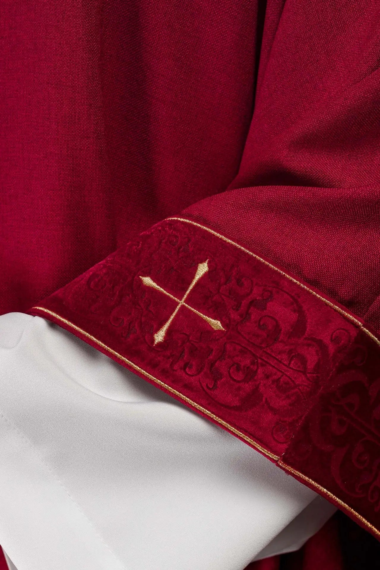 Chasuble rouge avec bande brodée et col brodé d'une croix
