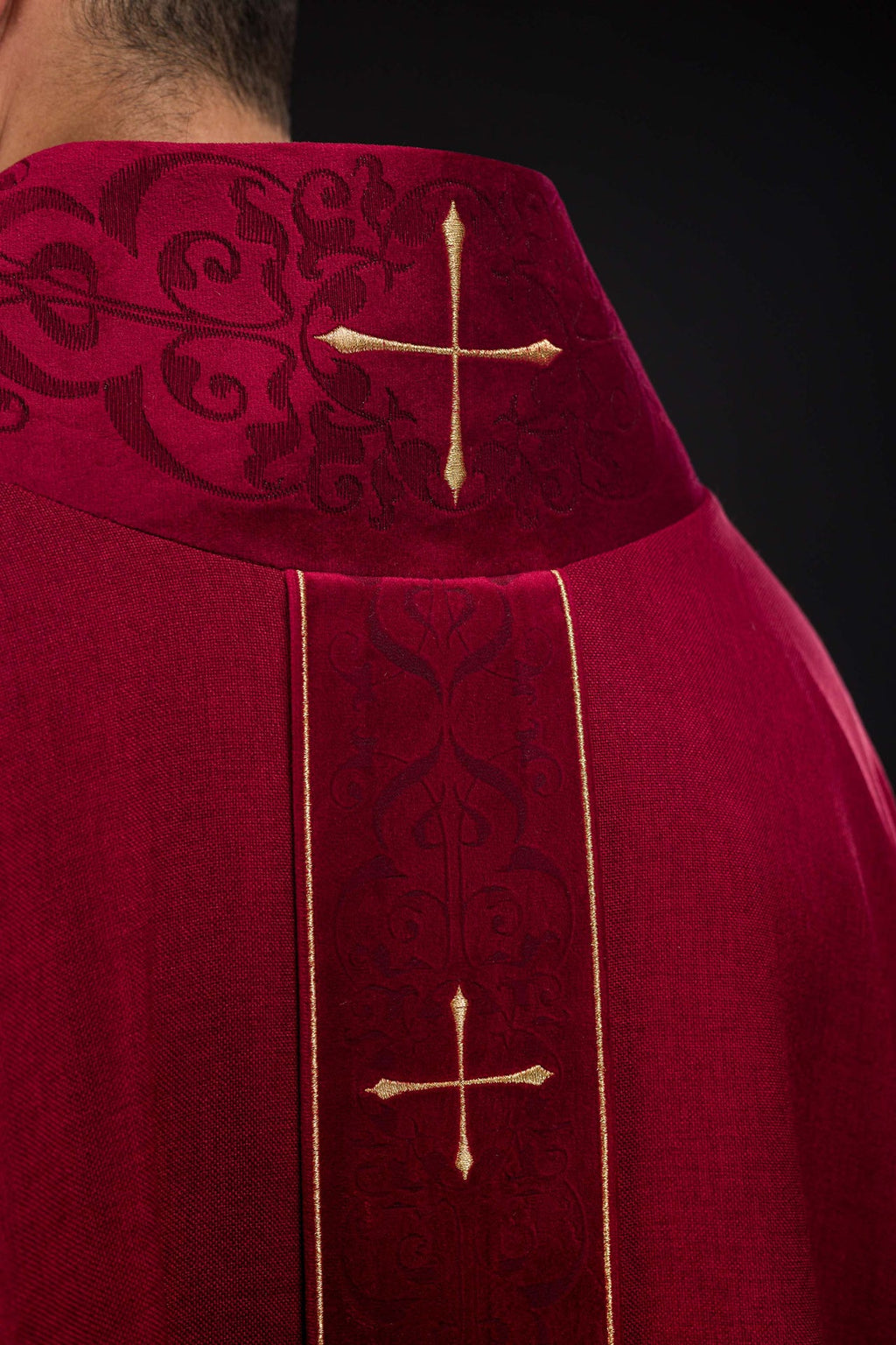 Ornat w kolorze czerwonym z haftowanym pasem i kołnierzem w krzyże - ORNATY.PL