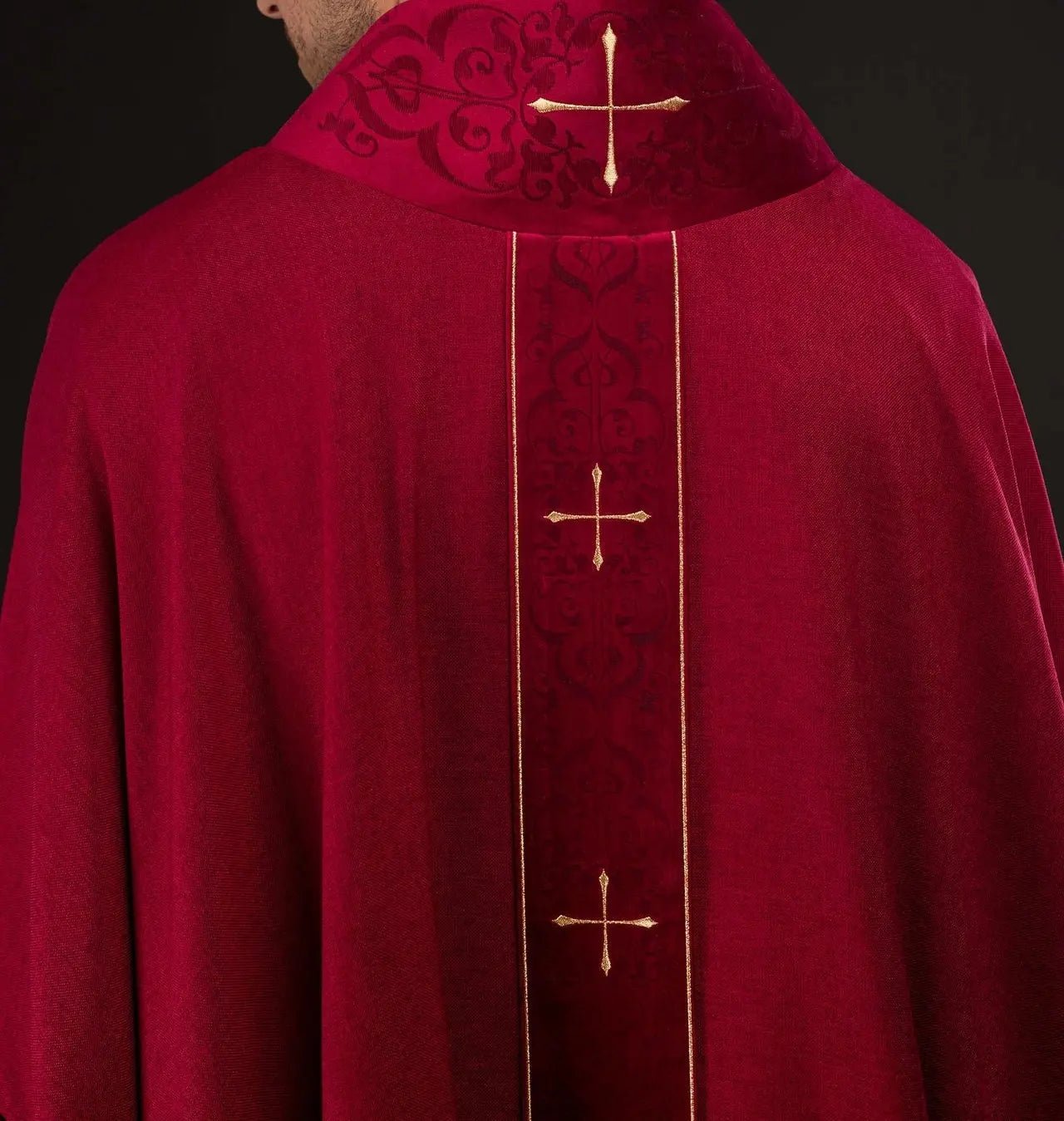 Chasuble rouge avec bande brodée et col brodé d'une croix