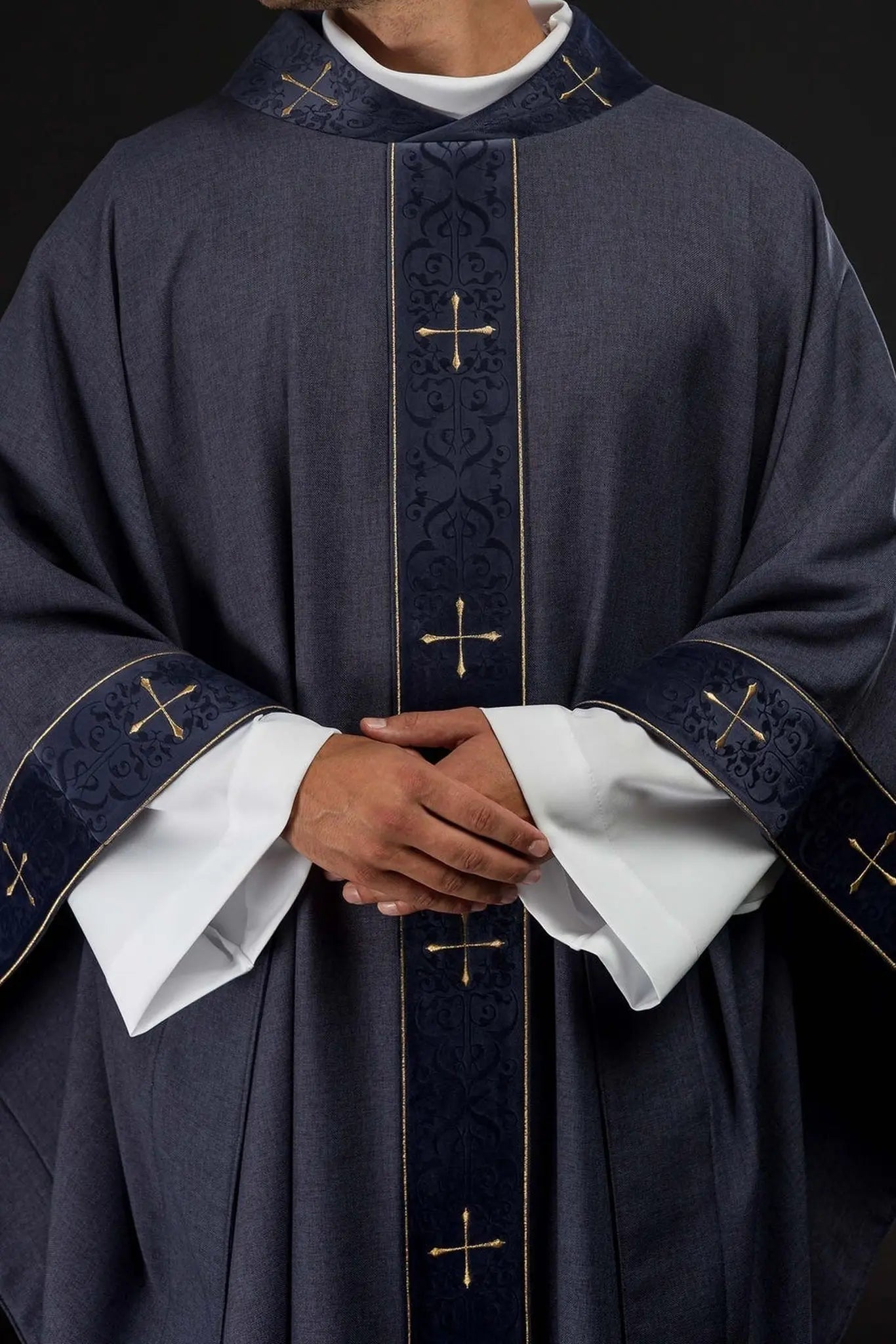 Chasuble violette avec bande brodée et col brodé d'une croix