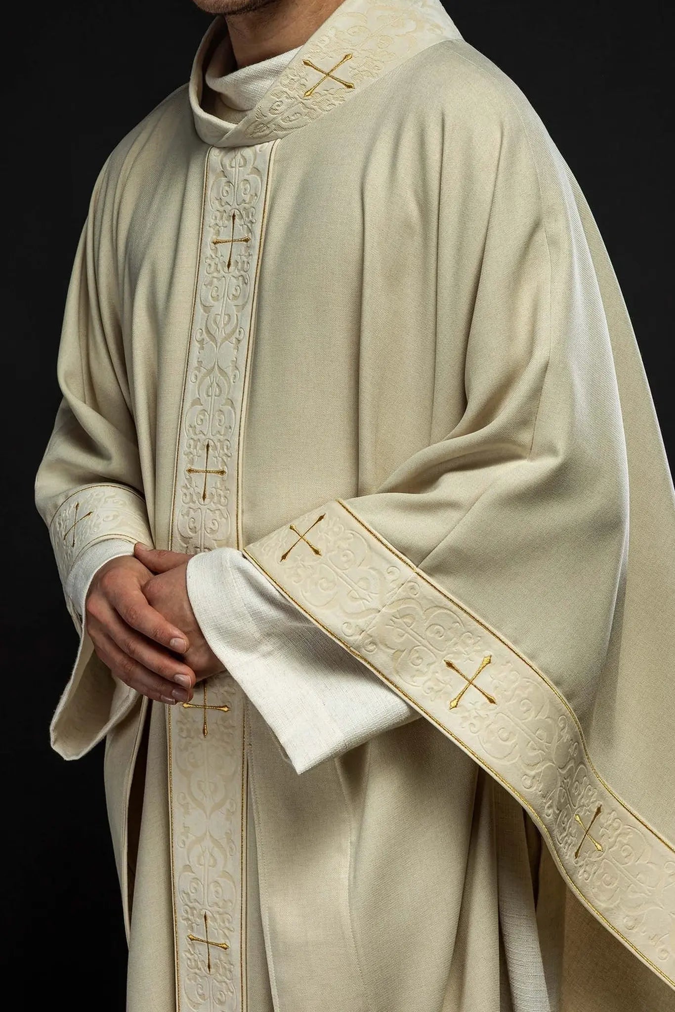 Chasuble de couleur écrue avec une bande brodée et un col décoré de croix