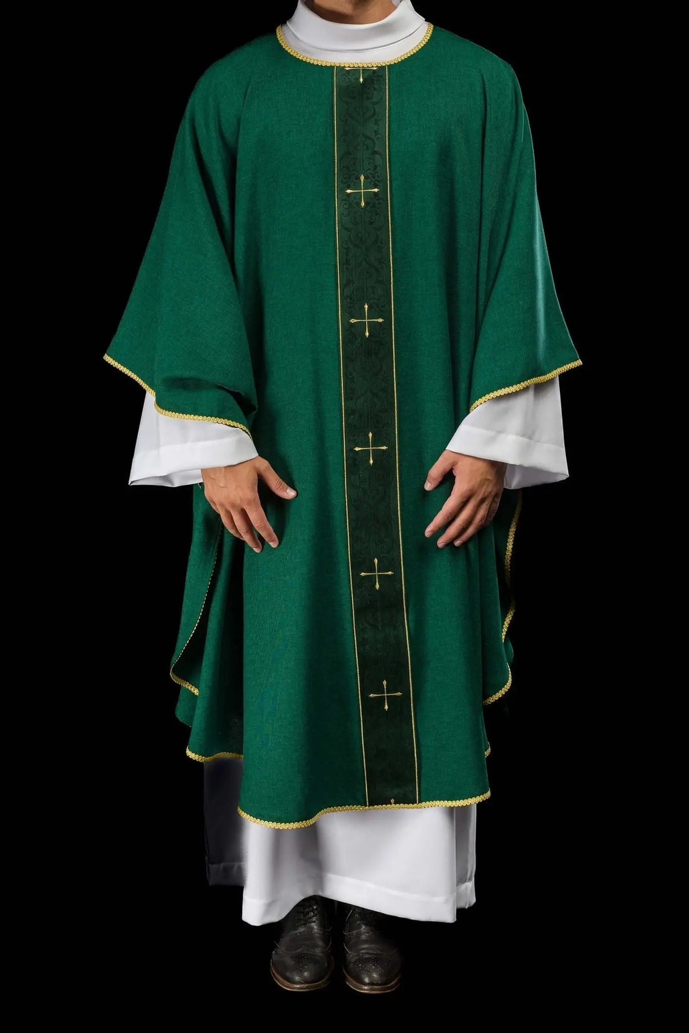 Chasuble verte avec bande brodée et motif de croix