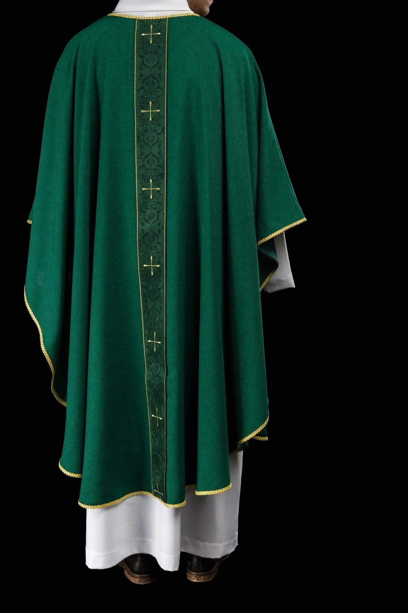 Chasuble verte avec bande brodée et motif de croix