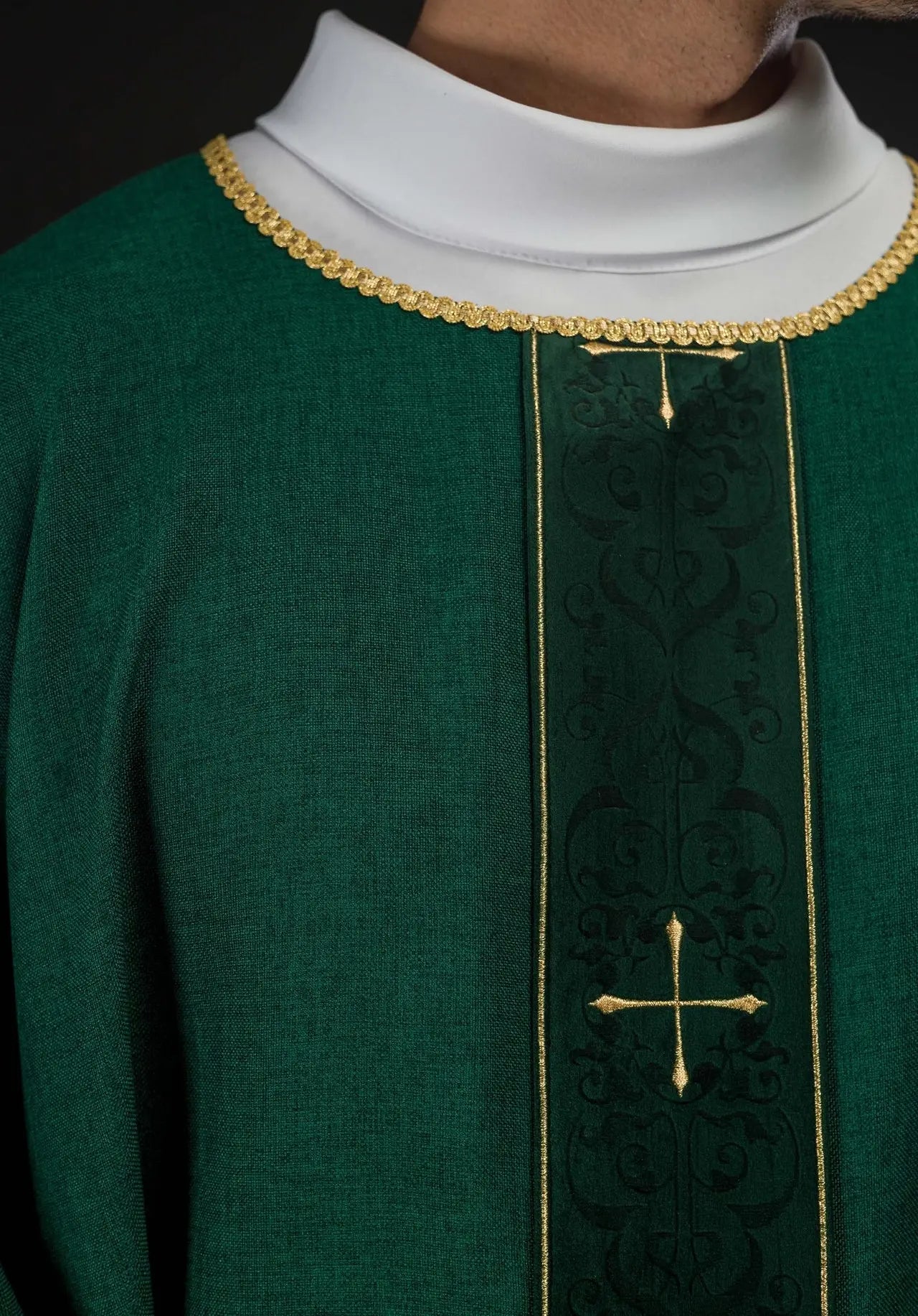 Chasuble verte avec bande brodée et motif de croix