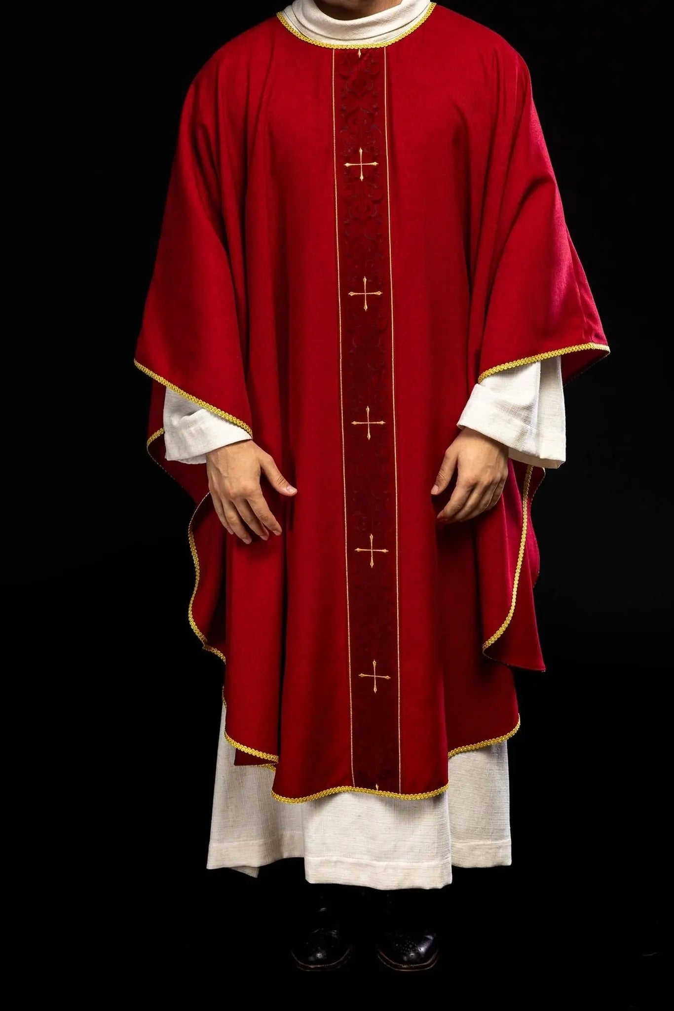 Chasuble rouge avec une bande brodée de croix