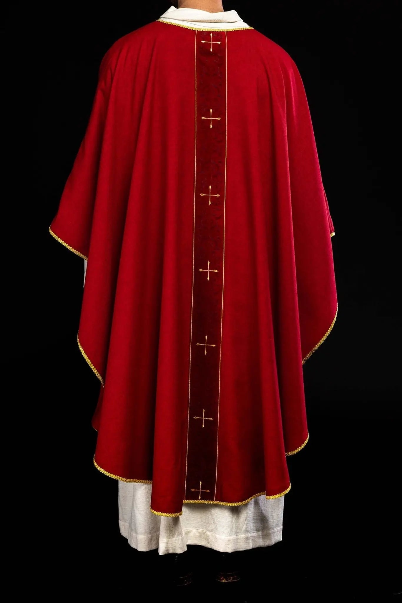 Chasuble rouge avec une bande brodée de croix