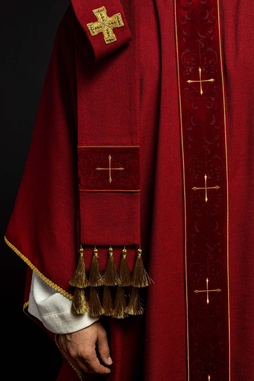 Ornat w kolorze czerwonym z haftowanym pasem w krzyże - ORNATY.PL