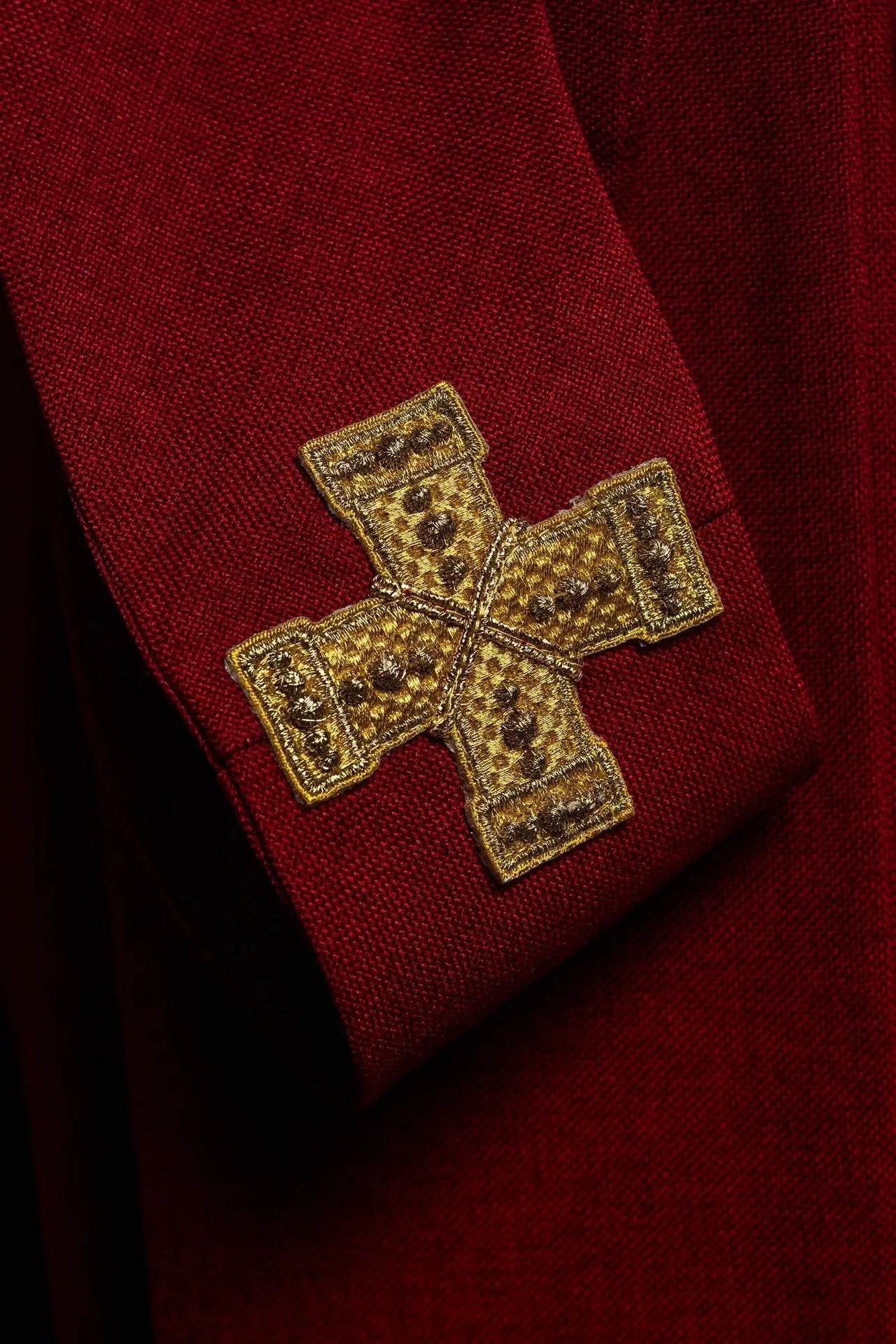 Chasuble rouge avec une bande brodée de croix