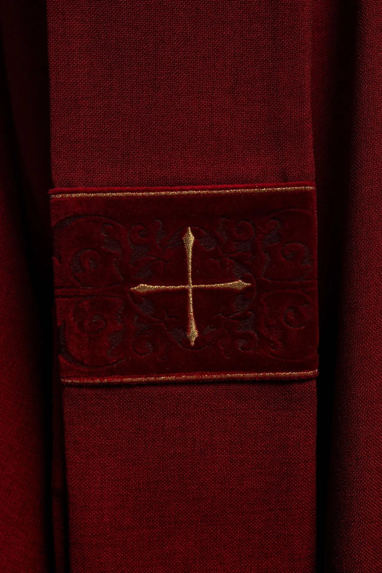 Chasuble rouge avec une bande brodée de croix