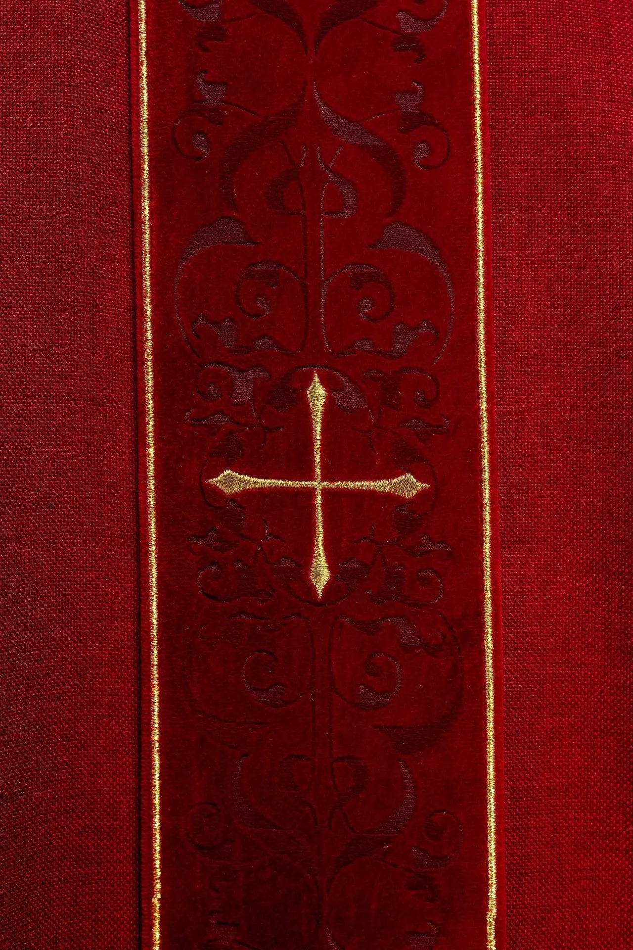 Chasuble rouge avec une bande brodée de croix