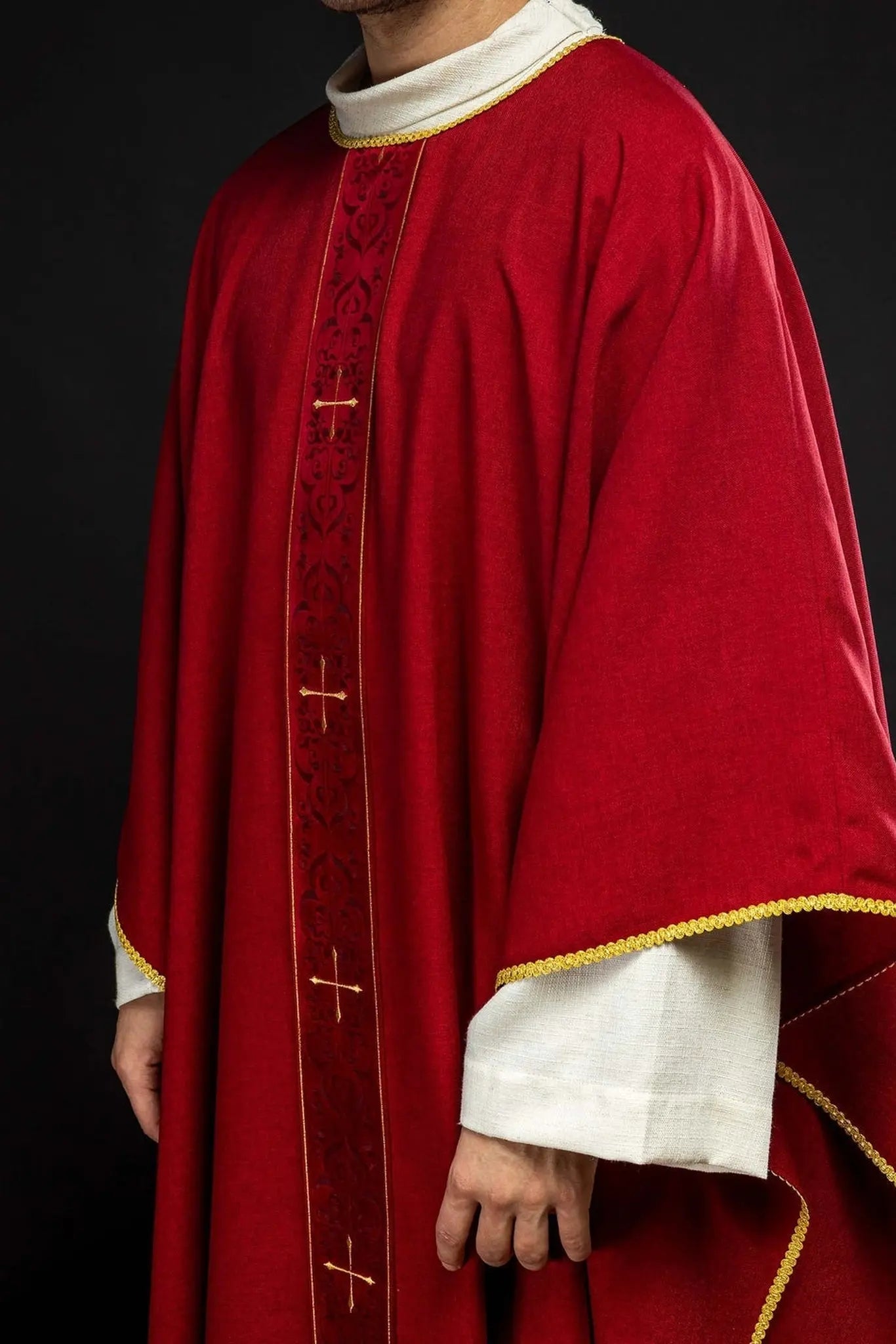 Chasuble rouge avec une bande brodée de croix