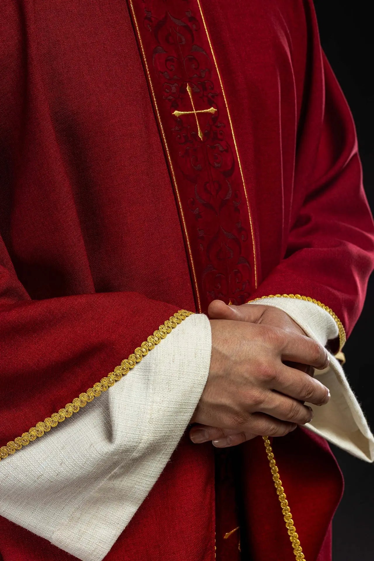 Chasuble rouge avec une bande brodée de croix