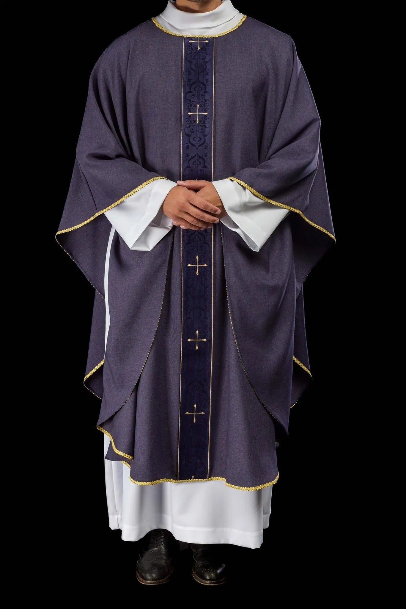 Chasuble violette avec bande brodée et motif de croix