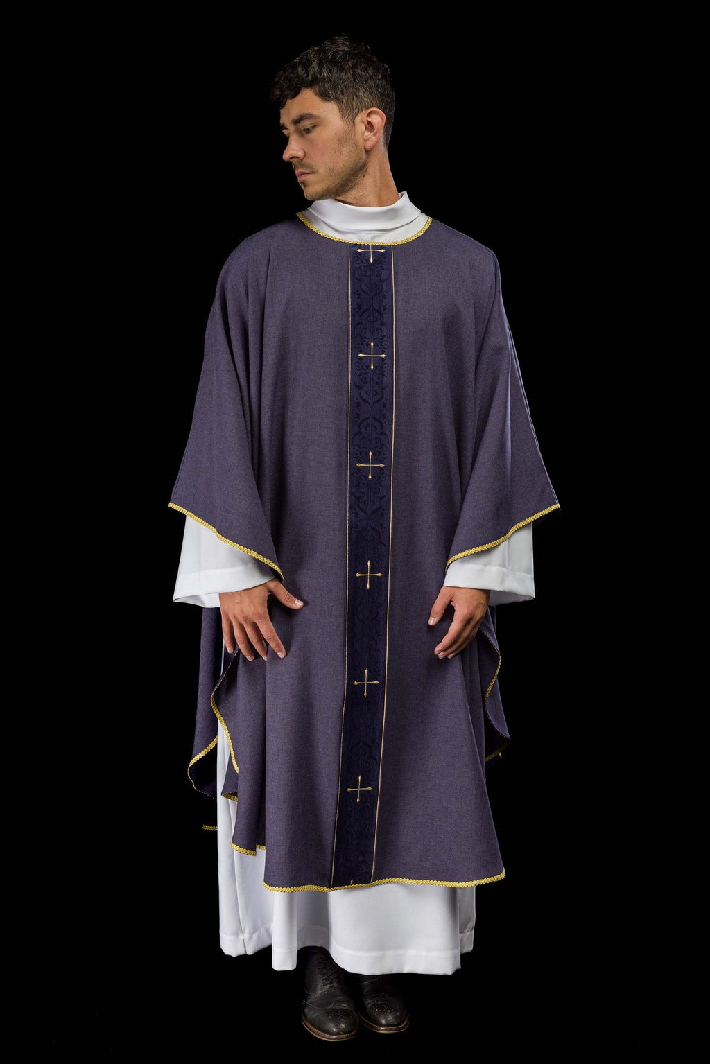 Ornat w kolorze fioletowy z haftowanym pasem w krzyże - ORNATY.PL