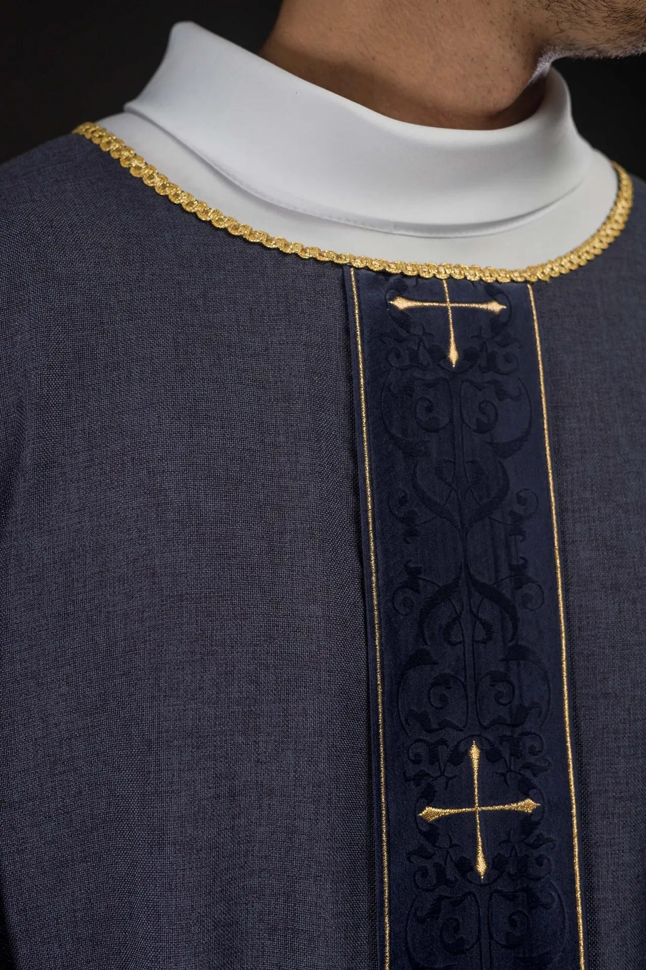 Chasuble violette avec bande brodée et motif de croix