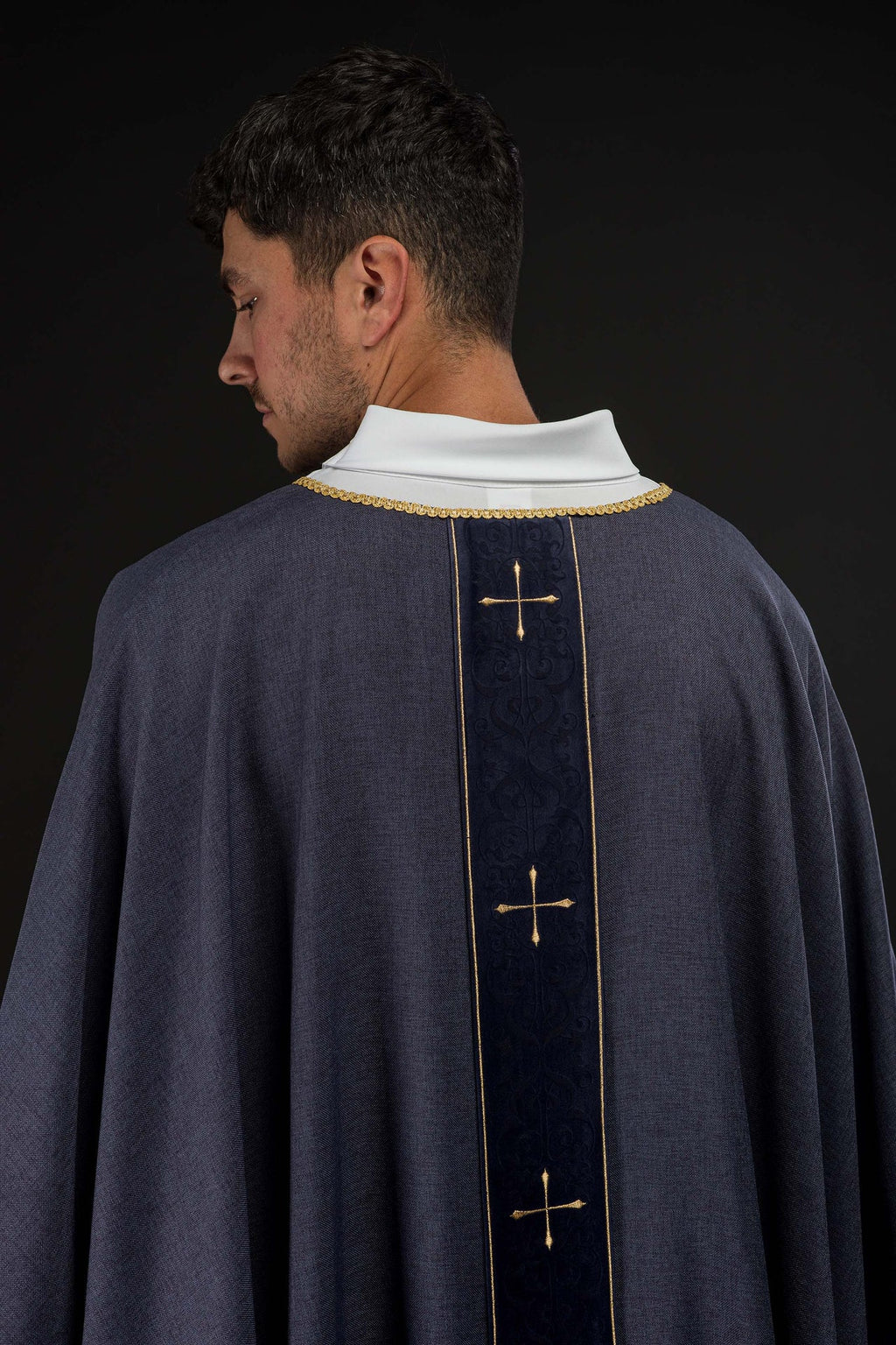 Ornat w kolorze fioletowy z haftowanym pasem w krzyże - ORNATY.PL