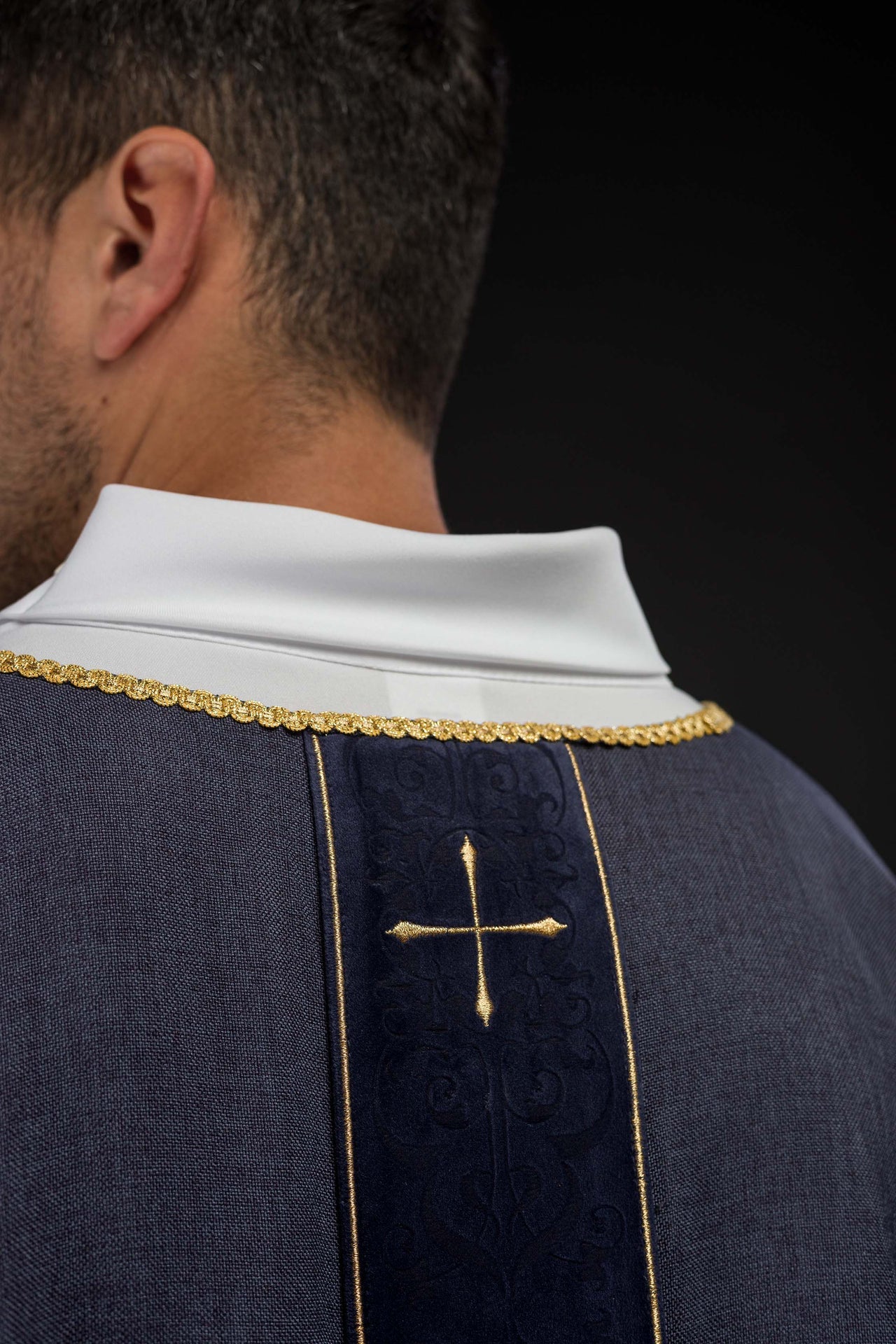 Ornat w kolorze fioletowy z haftowanym pasem w krzyże - ORNATY.PL