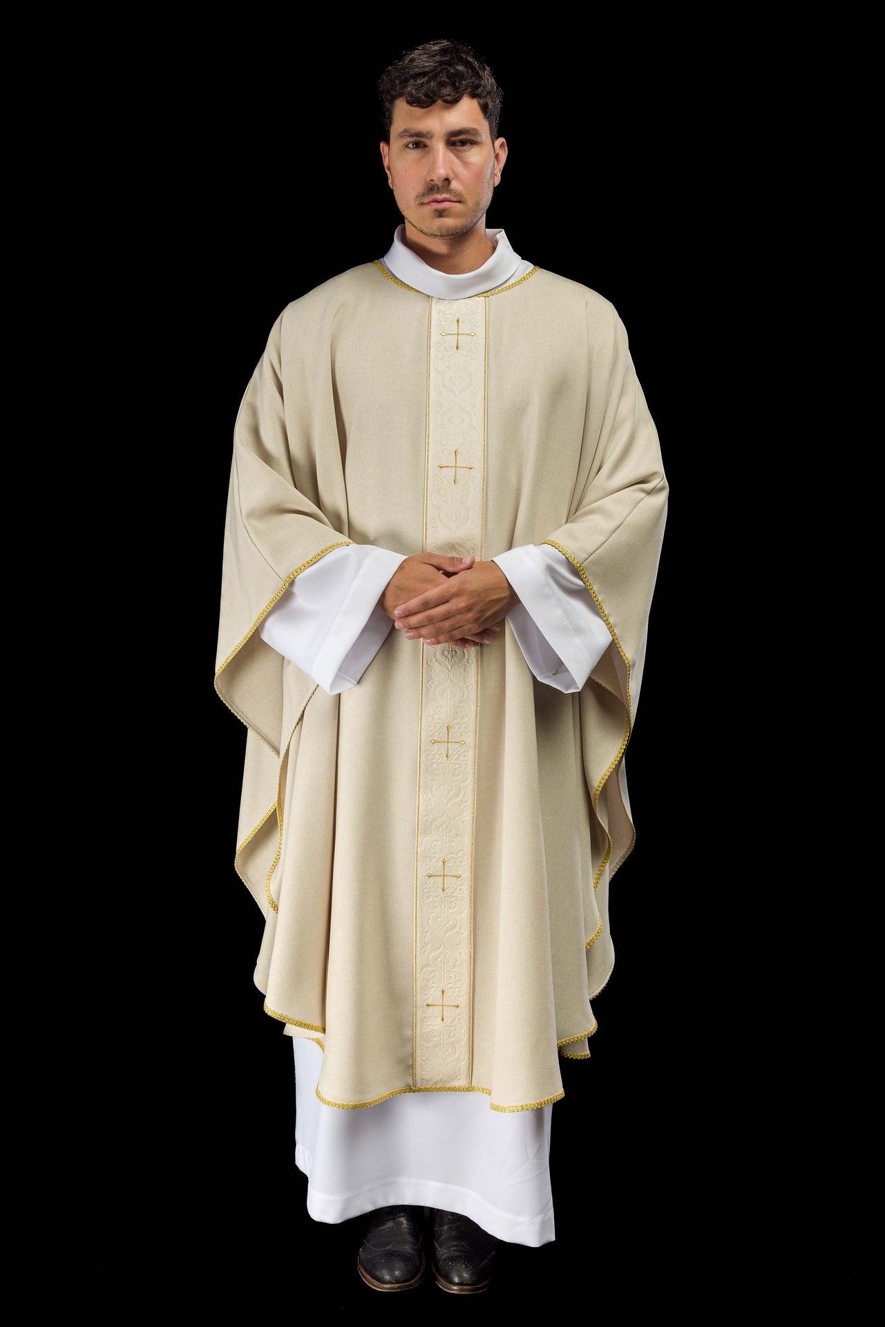 Ornat w kolorze ecru z haftowanym pasem w krzyże - ORNATY.PL