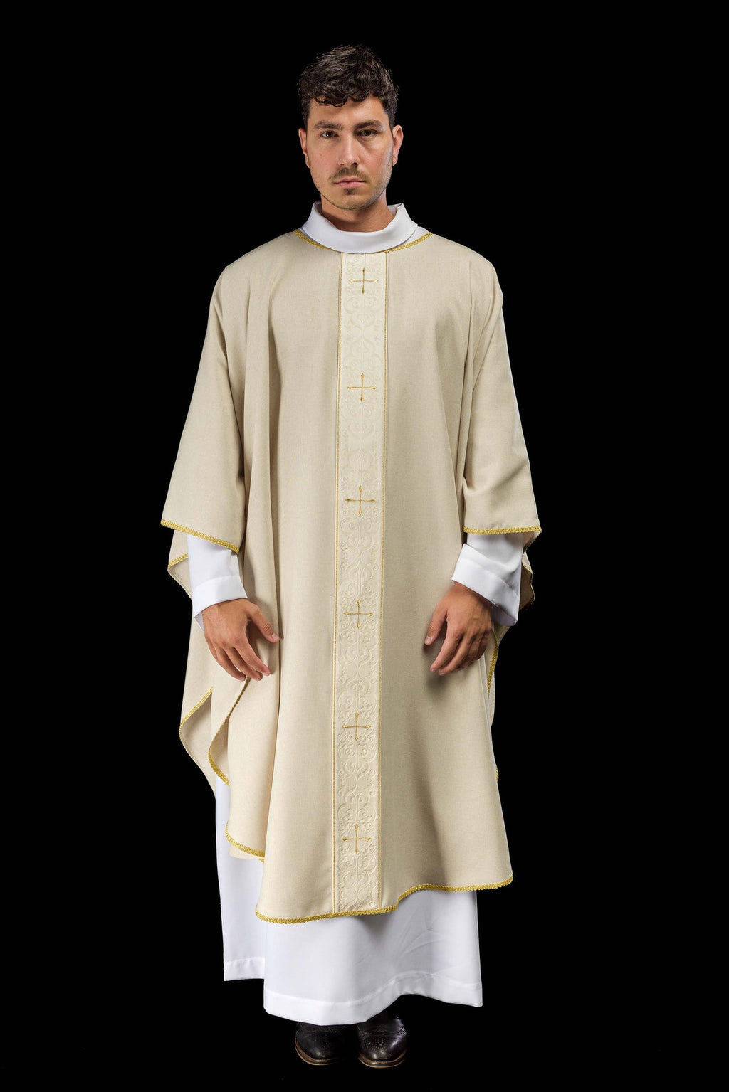 Ornat w kolorze ecru z haftowanym pasem w krzyże - ORNATY.PL