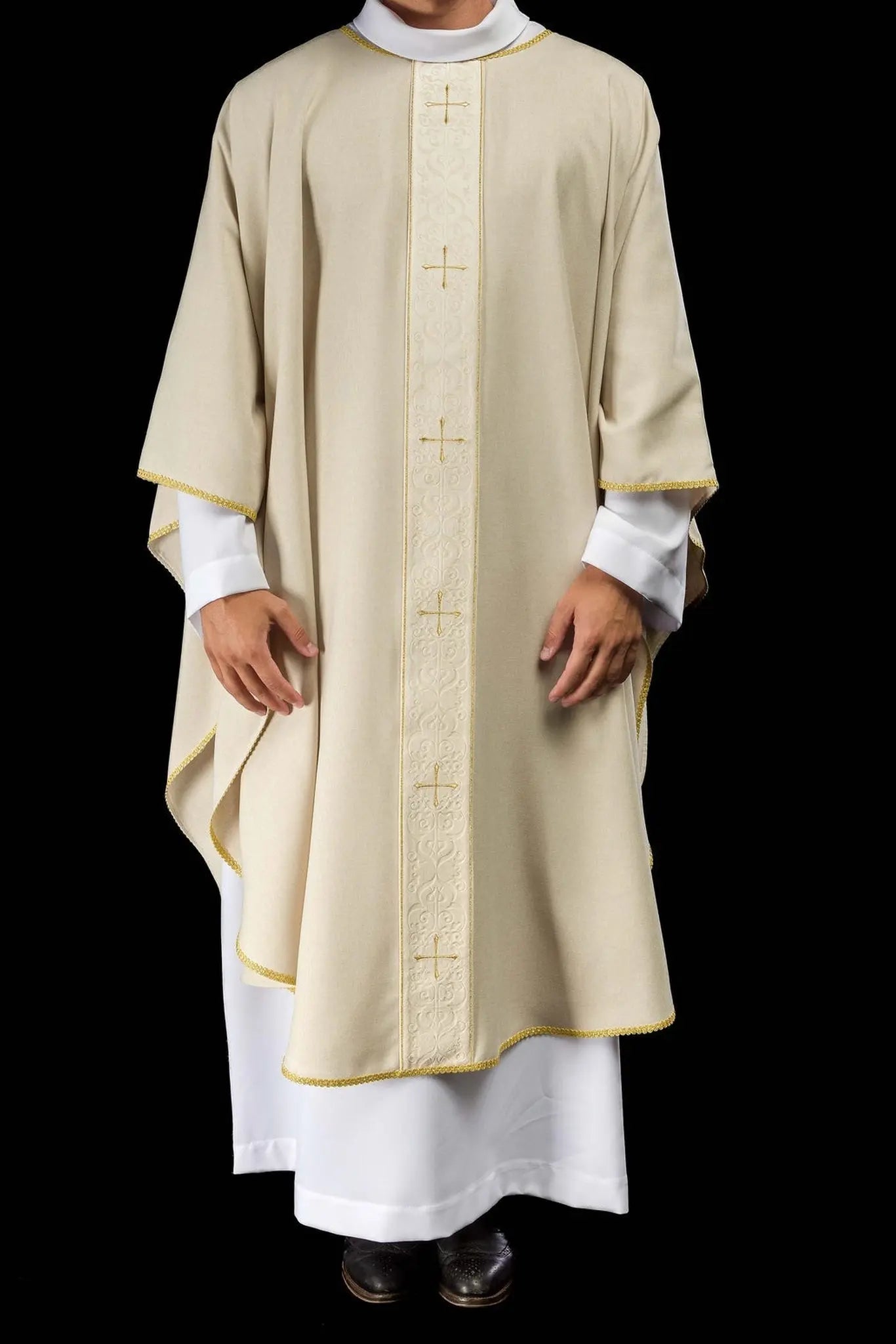 Chasuble écrue avec bande brodée et motif de croix