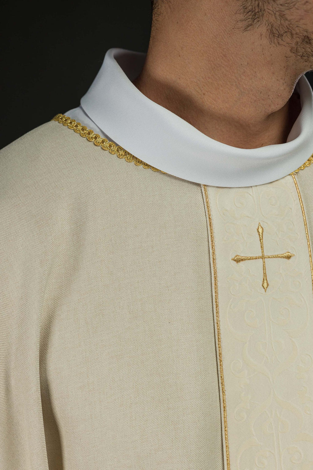 Ornat w kolorze ecru z haftowanym pasem w krzyże - ORNATY.PL