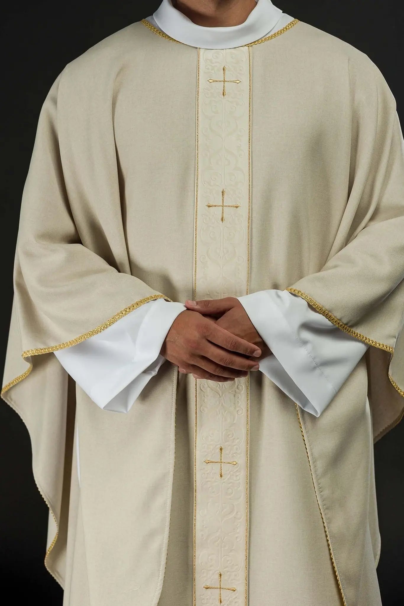 Chasuble écrue avec bande brodée et motif de croix