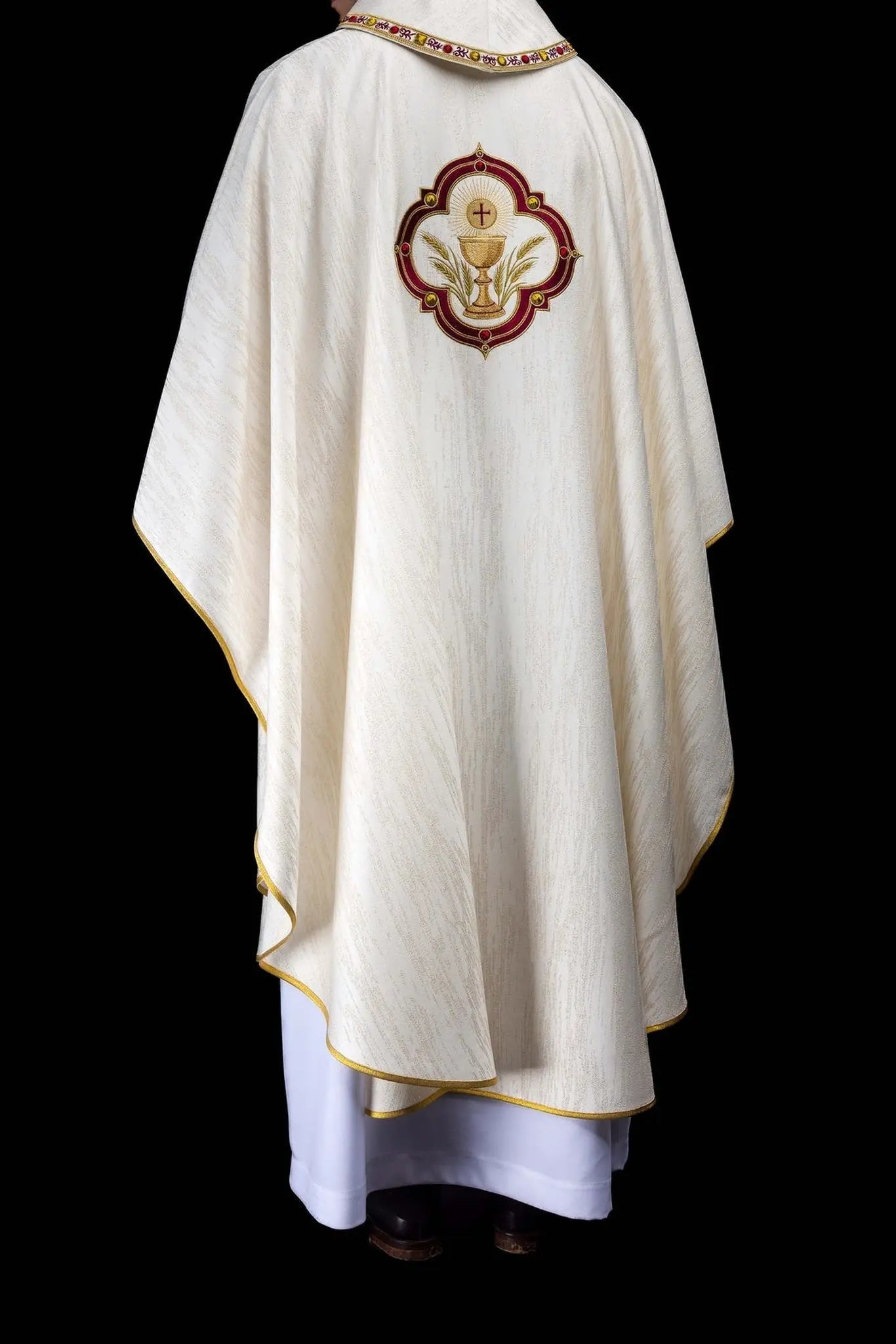 Chasuble avec broderie du Sacré-Cœur de Jésus et calice eucharistique