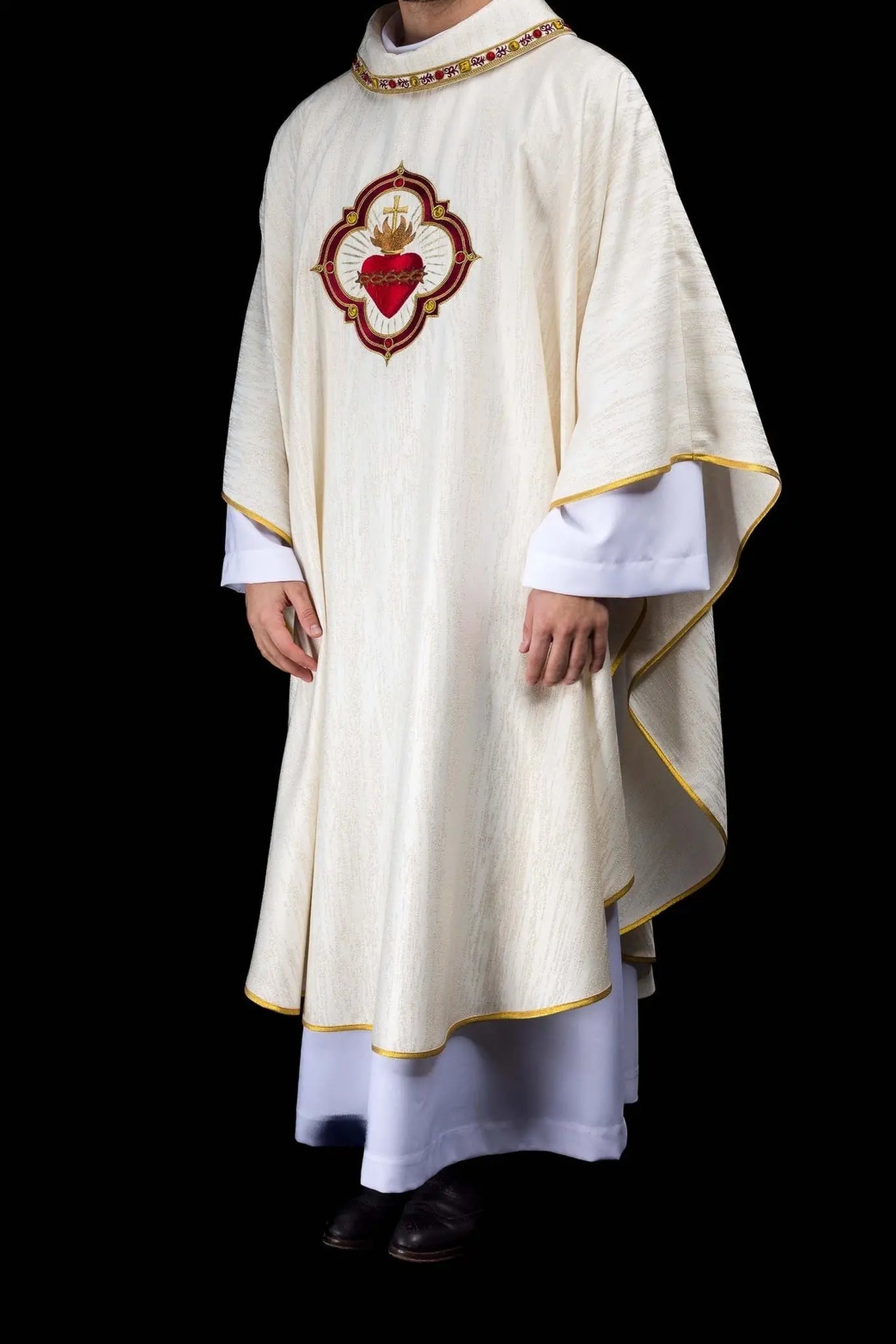 Chasuble avec broderie du Sacré-Cœur de Jésus et calice eucharistique