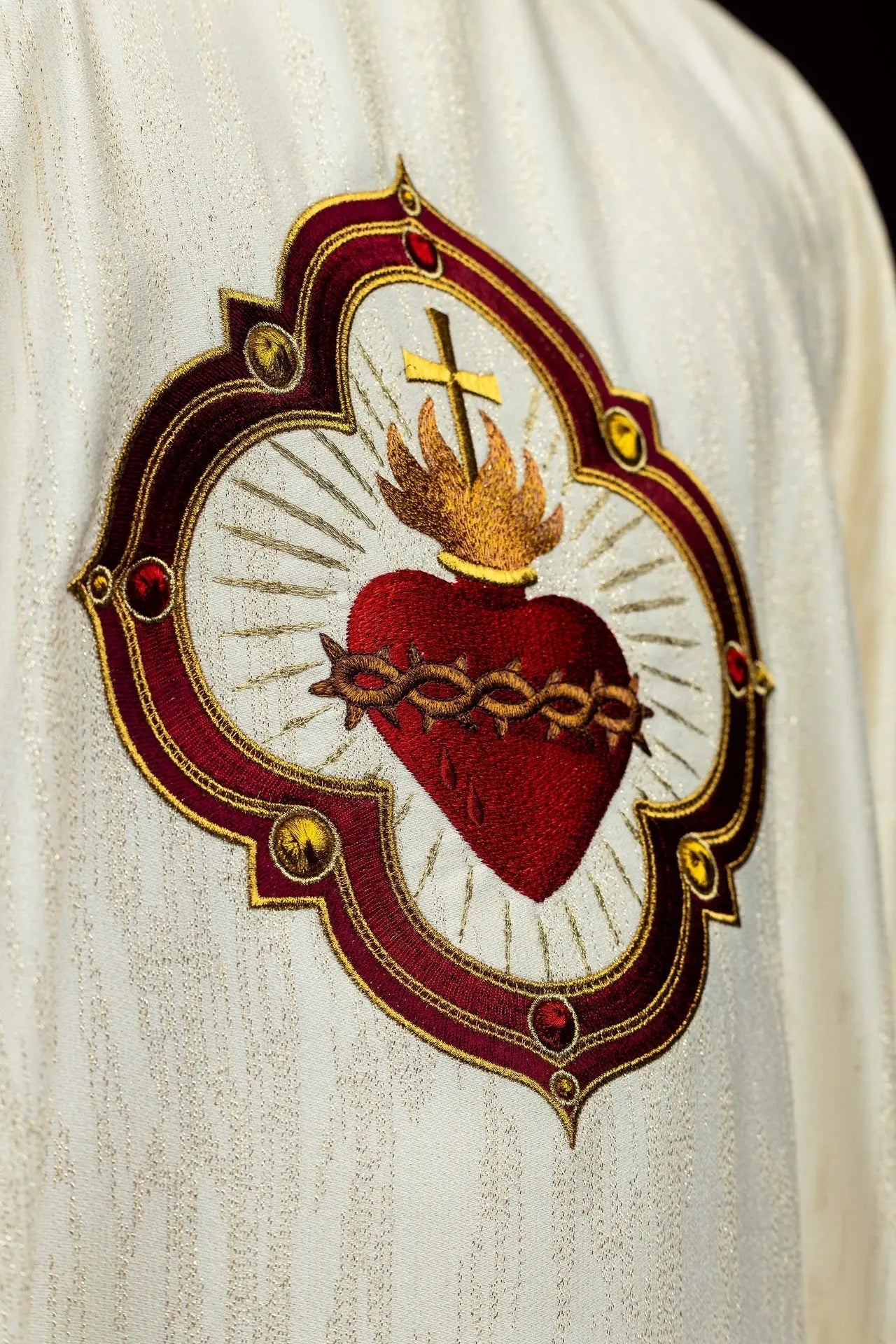Chasuble avec broderie du Sacré-Cœur de Jésus et calice eucharistique