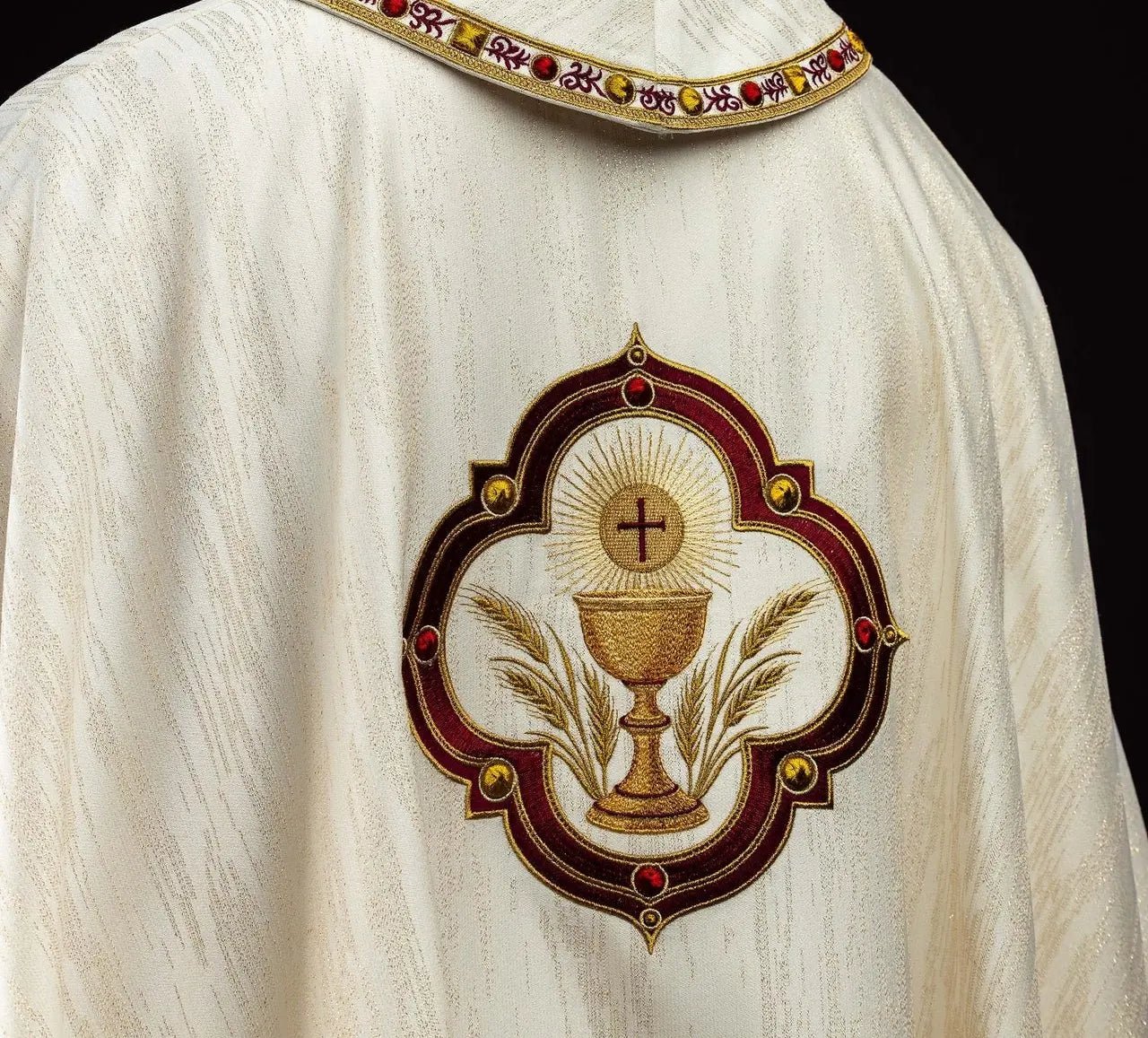 Chasuble avec broderie du Sacré-Cœur de Jésus et calice eucharistique