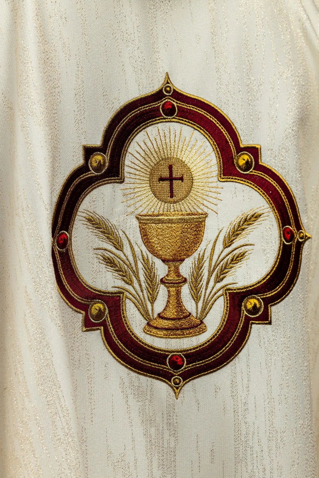 Chasuble avec broderie du Sacré-Cœur de Jésus et calice eucharistique