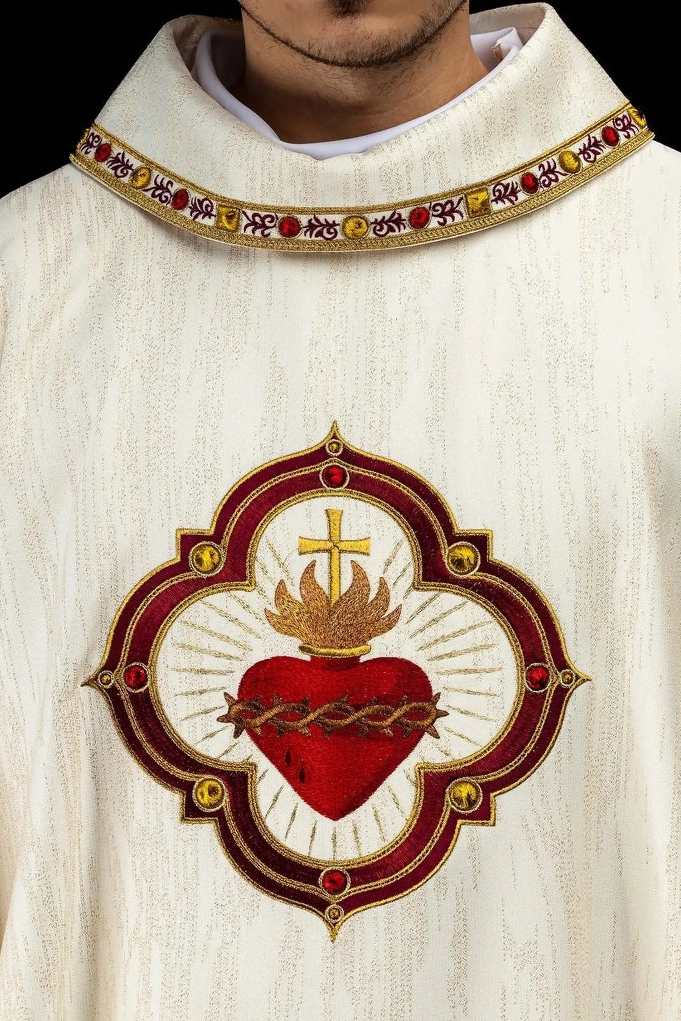 Chasuble avec broderie du Sacré-Cœur de Jésus et calice eucharistique