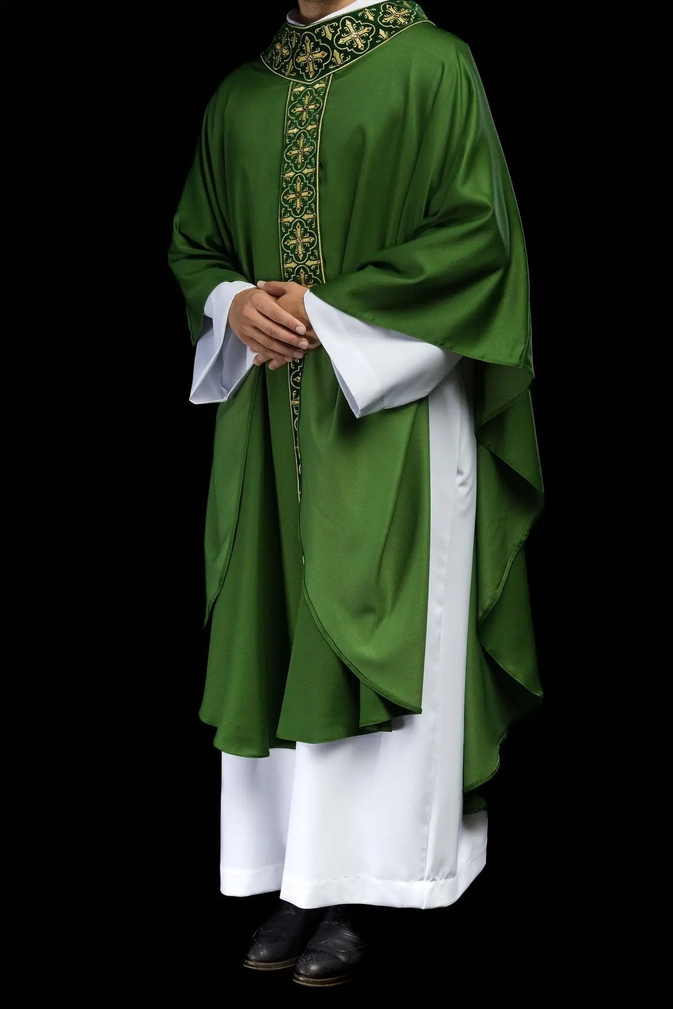 Chasuble verte décorée de 500 pierres avec bande étroite