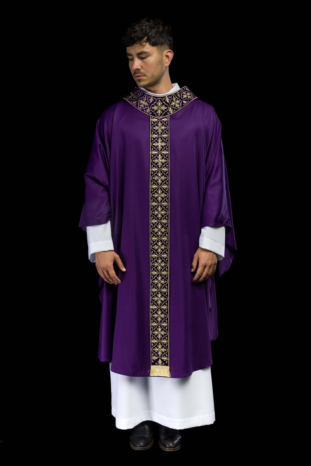 Fioletowy ornat zdobiony 500 kamieniami z wąskim pasem - ORNATY.PL