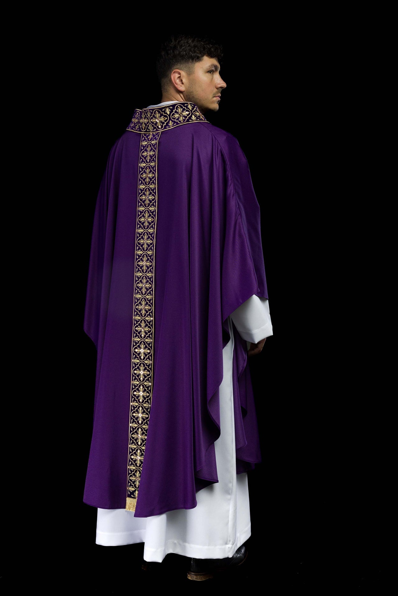 Fioletowy ornat zdobiony 500 kamieniami z wąskim pasem - ORNATY.PL