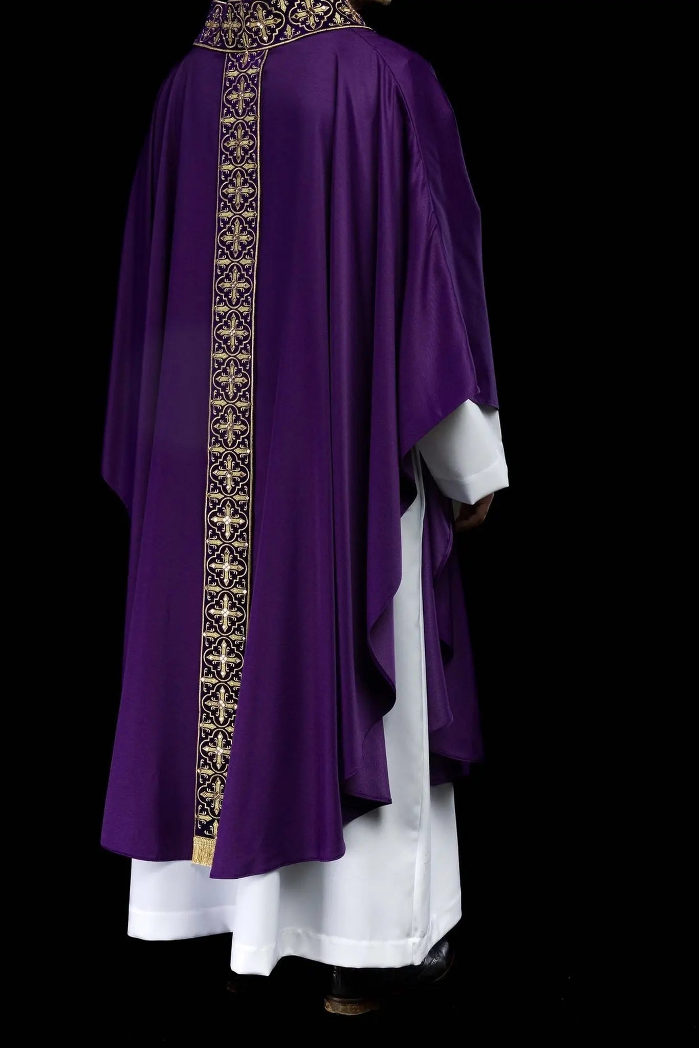 Chasuble violette décorée de 500 pierres avec bande étroite
