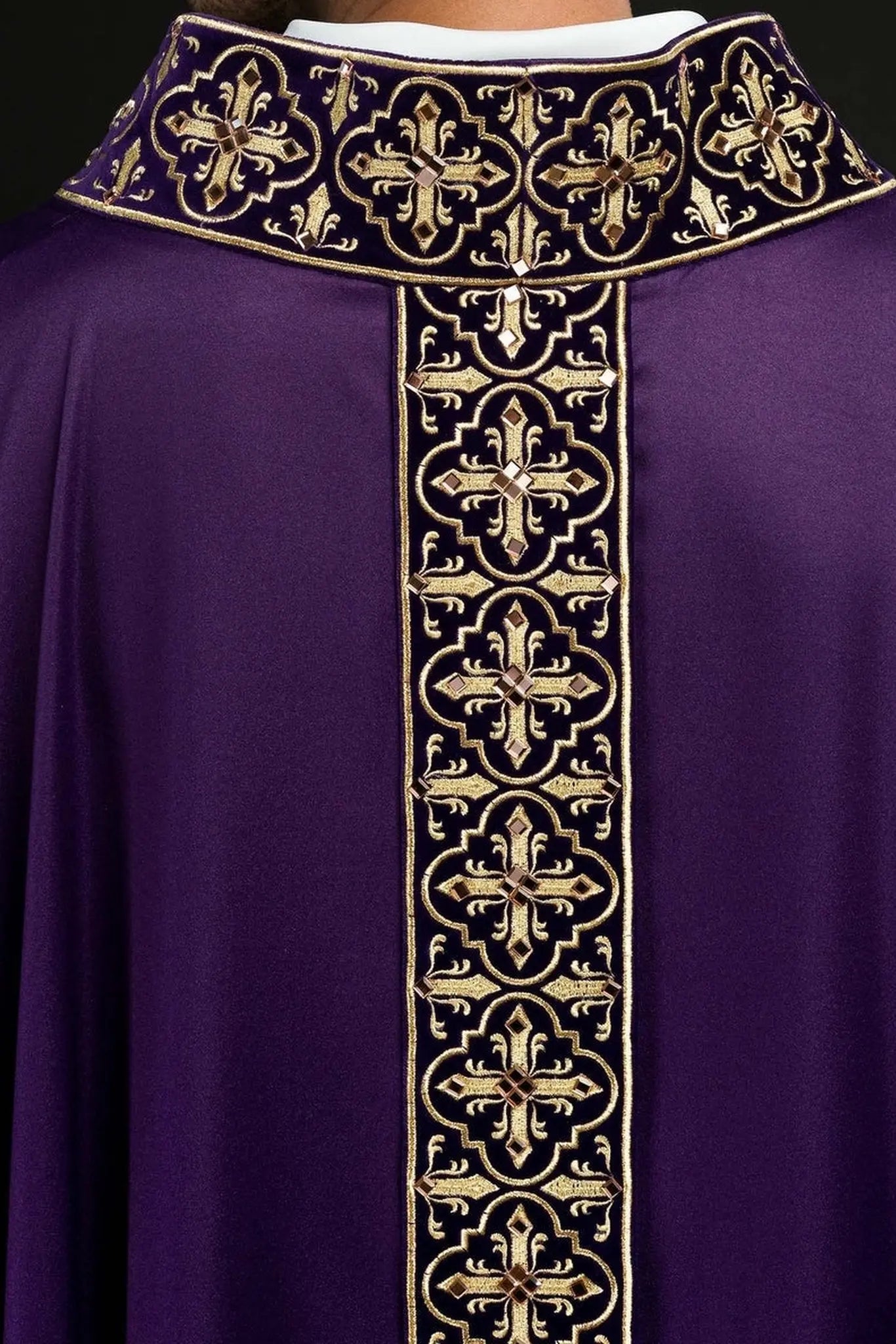 Chasuble violette décorée de 500 pierres avec bande étroite