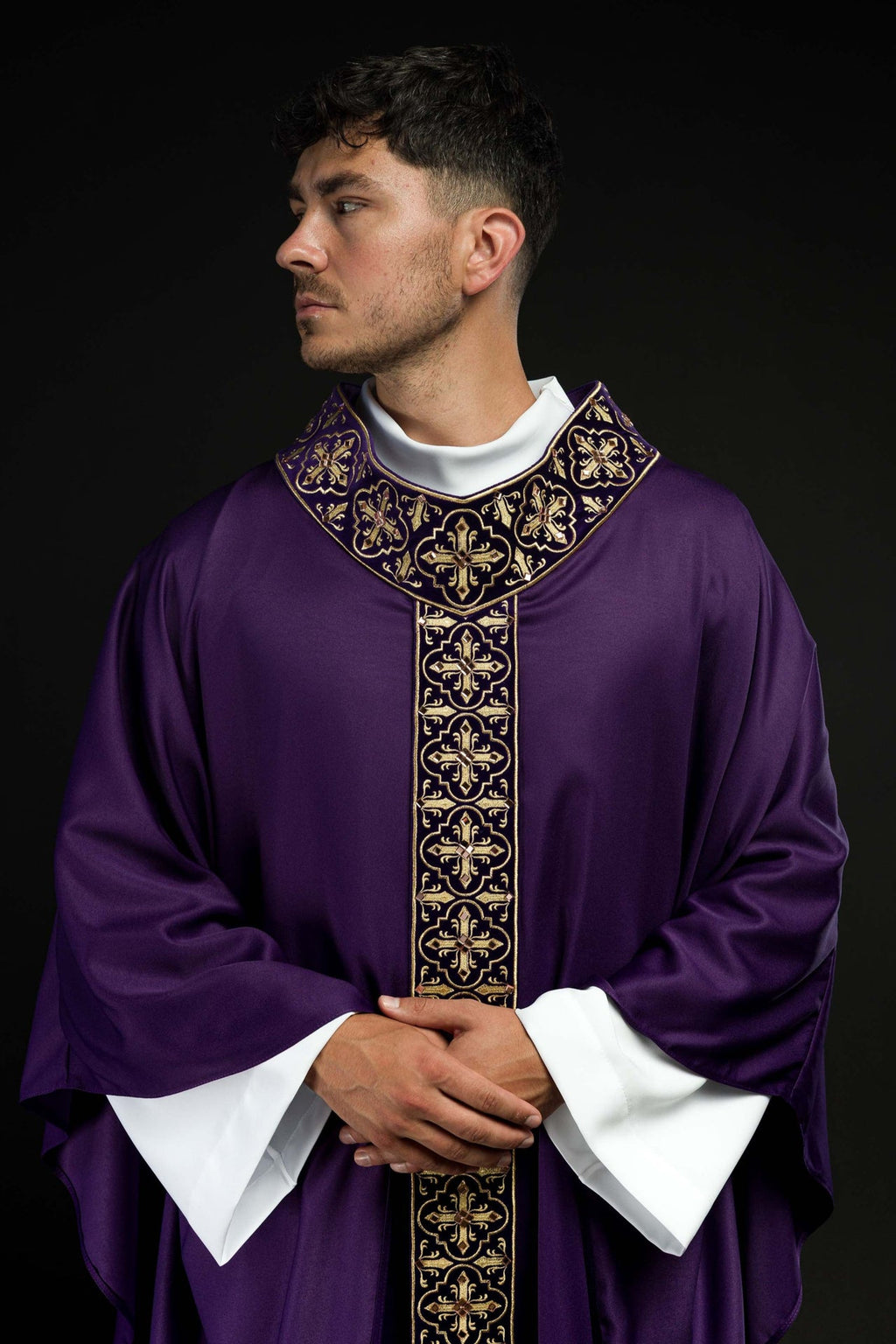 Fioletowy ornat zdobiony 500 kamieniami z wąskim pasem - ORNATY.PL