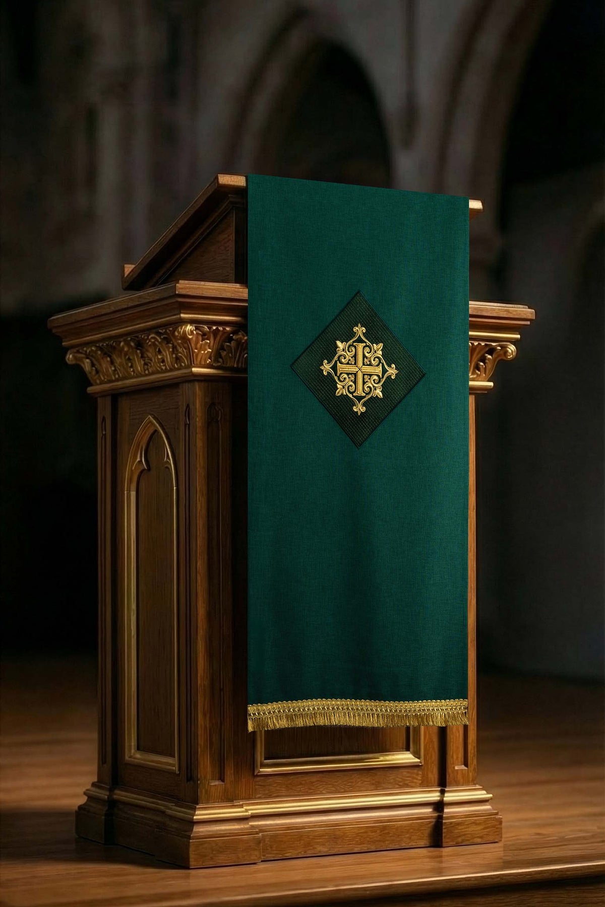 Tenture verte de pupitre avec croix brodée et frange dorée